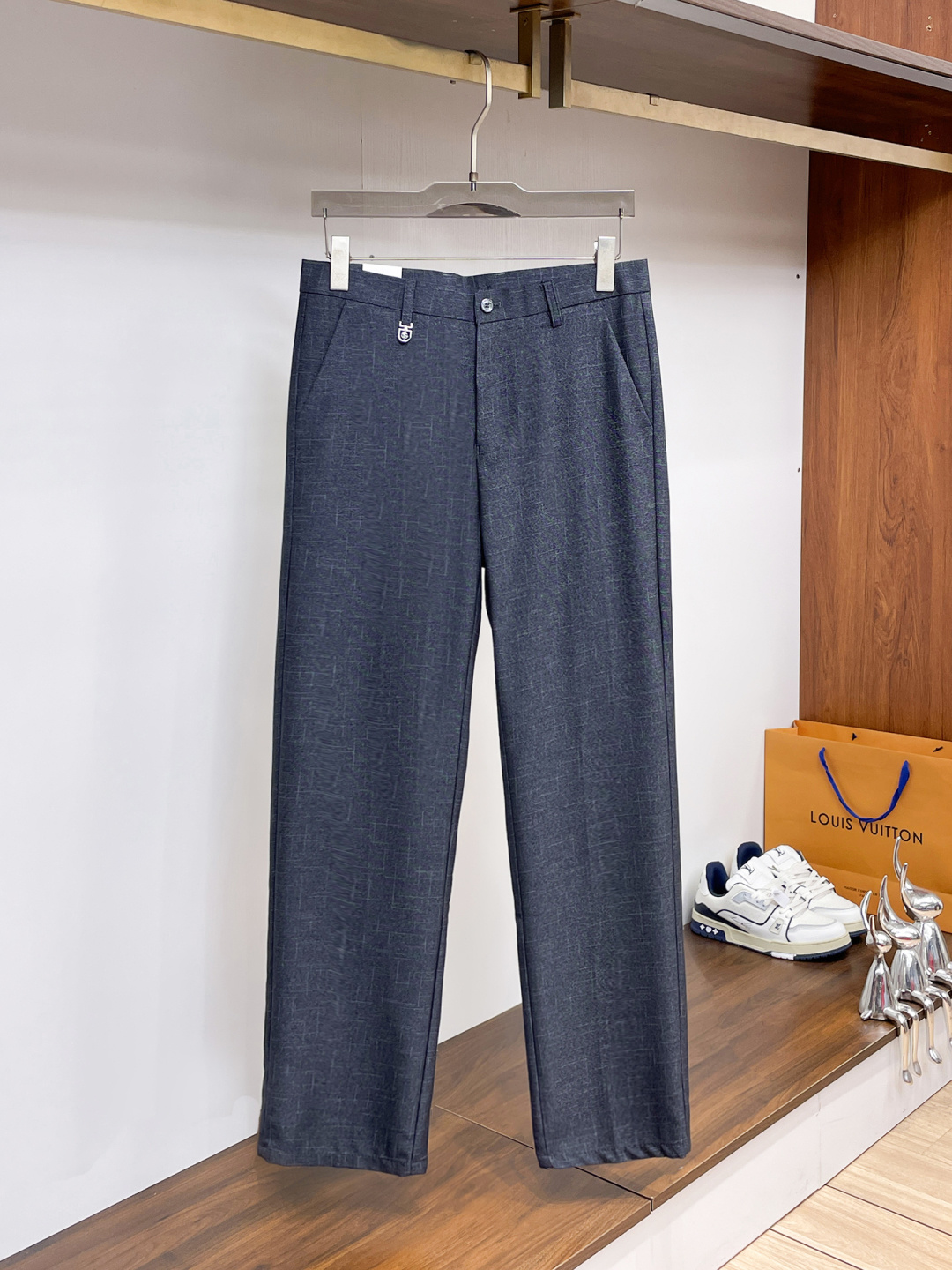 NO:938012,GUCCI Gucci casual pants and trousers 2026SS autumn and winter new style, special fabric for advanced custom pants, customized original hardware, heavy craftsmanship, fine turning and routing, customized fabric, soft and comfortable, significant texture, exquisite accessories, great upper body effect, complete three standards, standard size 29-38, no 35,,gucci,19860909GUCCI 古奇 休闲裤 西裤2026SS秋冬新款 高级定制裤子专用面料 定制原版五金 重工工艺打造 车工走线精细 定制面料 柔软舒适 质感显著 辅料精美 上身效果超赞 三标齐全 标准尺码29-38,无35,,gucci,,Men's clothing