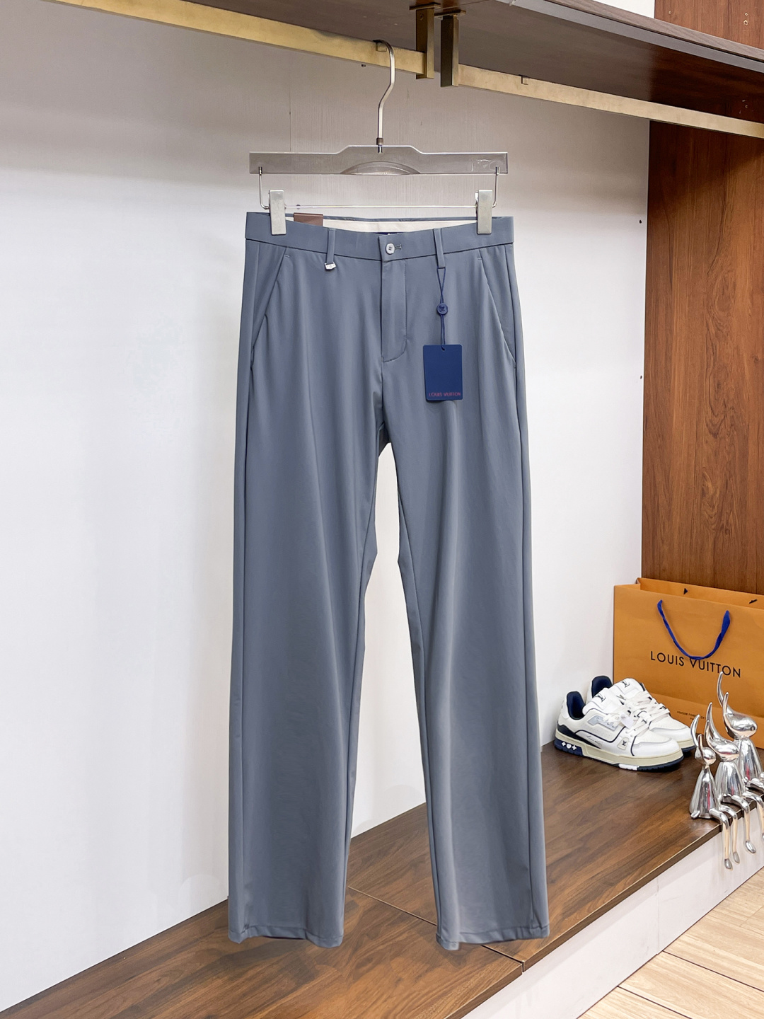 NO:938009,Lv casual pants, trousers 2026SS autumn and winter new style, special fabric for advanced custom pants, customized original hardware, heavy craftsmanship, fine lathe wiring, customized fabric, soft and comfortable, significant texture, exquisite accessories, great upper body effect, complete three standards, standard size 29-38, no 35,, louis vuitton,19860909Lv 休闲裤 西裤2026SS秋冬新款 高级定制裤子专用面料 定制原版五金 重工工艺打造 车工走线精细 定制面料 柔软舒适 质感显著 辅料精美 上身效果超赞 三标齐全 标准尺码29-38,无35,,louis vuitton,,Men's clothing