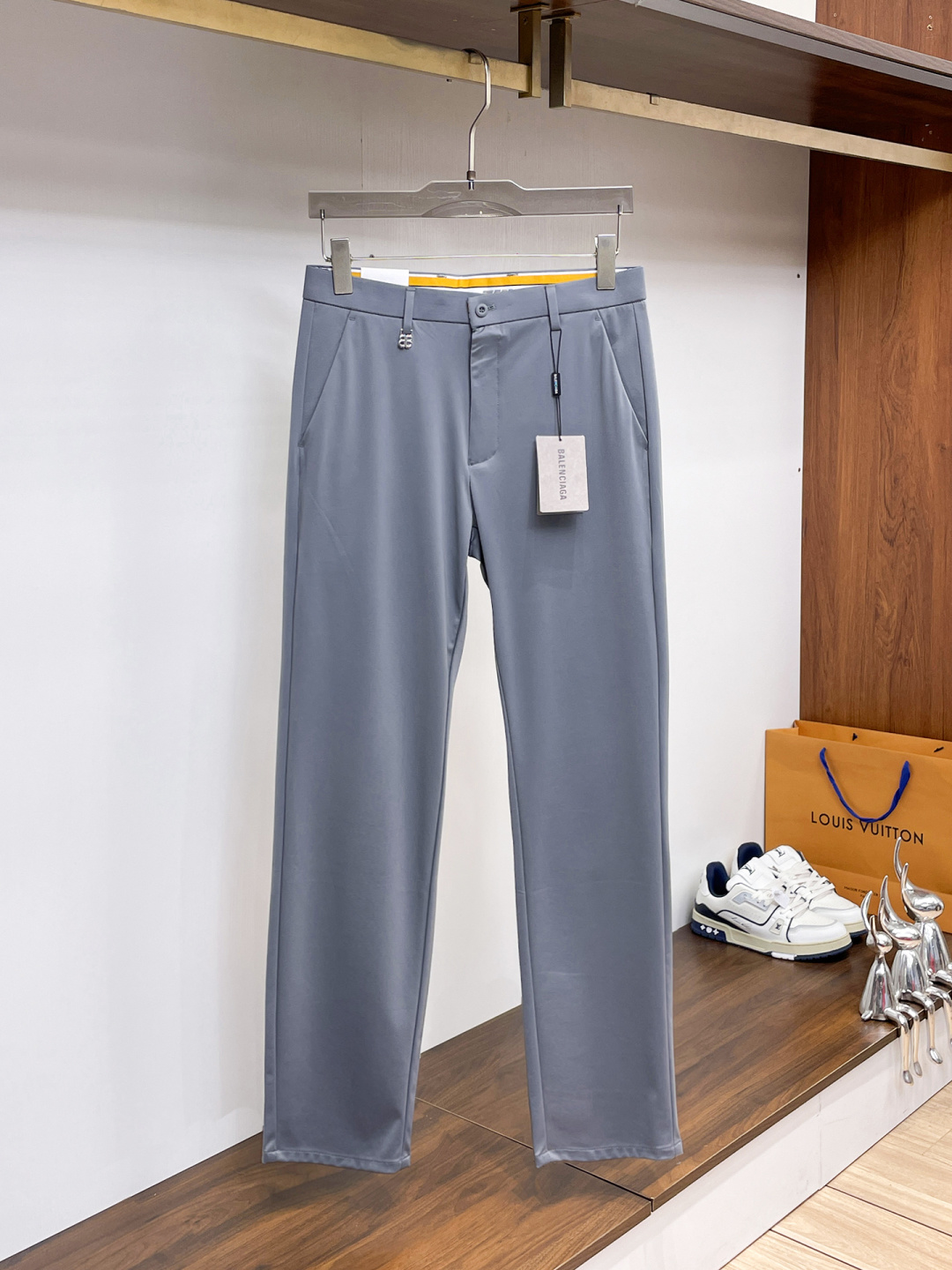 NO:938006,Balenciaga casual pants and trousers 2026SS autumn and winter new style, special fabric for advanced custom pants, customized original hardware, heavy craftsmanship, fine lathe wiring, customized fabrics, soft and comfortable, significant texture, exquisite accessories, great upper body effect, complete three standards, standard size 29-38, no 35,, balenciaga,19860909巴黎世家 休闲裤 西裤2026SS秋冬新款 高级定制裤子专用面料 定制原版五金 重工工艺打造 车工走线精细 定制面料 柔软舒适 质感显著 辅料精美 上身效果超赞 三标齐全 标准尺码29-38,无35,,balenciaga,,Men's clothing