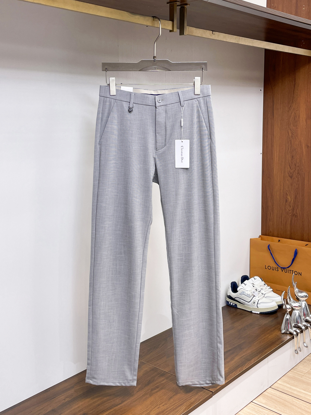 NO:938003,Dior Dior casual pants and trousers 2026SS autumn and winter new style, special fabric for advanced custom pants, customized original hardware, heavy craftsmanship, fine turning and routing, customized fabric, soft and comfortable, significant texture, exquisite accessories, great upper body effect, complete three standards, standard size 29-38, no 35,, dior, dior,19860909Dior 迪奥 休闲裤 西裤2026SS秋冬新款 高级定制裤子专用面料 定制原版五金 重工工艺打造 车工走线精细 定制面料 柔软舒适 质感显著 辅料精美 上身效果超赞 三标齐全 标准尺码29-38,无35,,dior,dior,,Men's clothing
