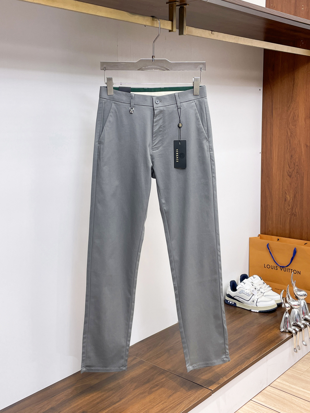 NO:938000,Versace casual pants, trousers 2026SS autumn and winter new style, special fabric for advanced custom pants, customized original hardware, heavy craftsmanship, fine lathe wiring, customized fabric, soft and comfortable, significant texture, exquisite accessories, great upper body effect, complete three standards, standard size 29-38, no 35,,versace,19860909范思哲 休闲裤 西裤2026SS秋冬新款 高级定制裤子专用面料 定制原版五金 重工工艺打造 车工走线精细 定制面料 柔软舒适 质感显著 辅料精美 上身效果超赞 三标齐全 标准尺码29-38,无35,,versace,,Men's clothing