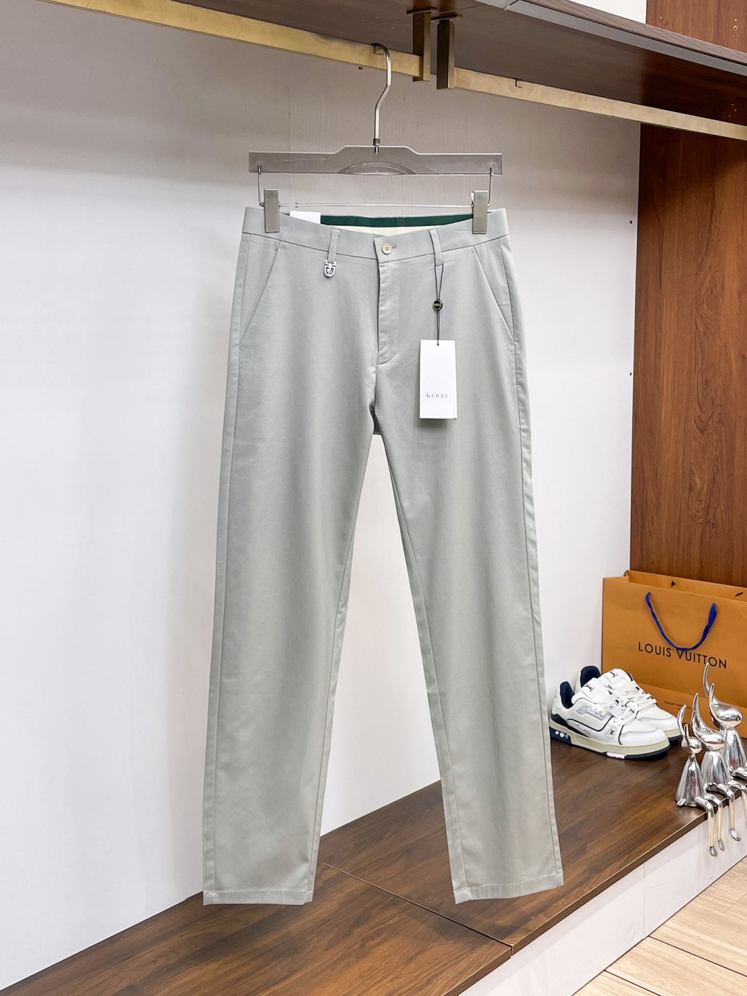 NO:937997,GUCCI Gucci casual pants and trousers 2026SS autumn and winter new style, special fabric for advanced custom pants, customized original hardware, heavy craftsmanship, fine turning and routing, customized fabric, soft and comfortable, significant texture, exquisite accessories, great upper body effect, complete three standards, standard size 29-38, no 35,,gucci,19860909GUCCI 古奇 休闲裤 西裤2026SS秋冬新款 高级定制裤子专用面料 定制原版五金 重工工艺打造 车工走线精细 定制面料 柔软舒适 质感显著 辅料精美 上身效果超赞 三标齐全 标准尺码29-38,无35,,gucci,,Men's clothing