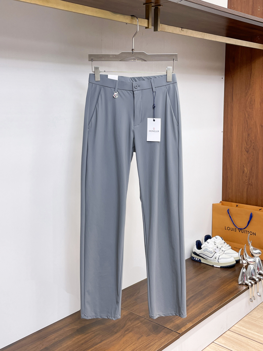 NO:937994,Mouth casual pants, trousers 2026SS autumn and winter new styles, special fabrics for advanced custom pants, customized original hardware, heavy craftsmanship, fine lathe wiring, customized fabrics, soft and comfortable, significant texture, exquisite accessories, great upper body effect, complete three standards, standard size 29-38, no 35,, Moncler,19860909蒙口 休闲裤 西裤2026SS秋冬新款 高级定制裤子专用面料 定制原版五金 重工工艺打造 车工走线精细 定制面料 柔软舒适 质感显著 辅料精美 上身效果超赞 三标齐全 标准尺码29-38,无35,,Moncler,,Men's clothing