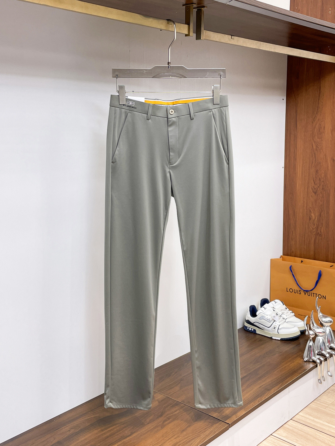 NO:937991,Balenciaga casual pants and trousers 2026SS autumn and winter new style, special fabric for advanced custom pants, customized original hardware, heavy craftsmanship, fine lathe wiring, customized fabrics, soft and comfortable, significant texture, exquisite accessories, great upper body effect, complete three standards, standard size 29-38, no 35,, balenciaga,19860909巴黎世家 休闲裤 西裤2026SS秋冬新款 高级定制裤子专用面料 定制原版五金 重工工艺打造 车工走线精细 定制面料 柔软舒适 质感显著 辅料精美 上身效果超赞 三标齐全 标准尺码29-38,无35,,balenciaga,,Men's clothing