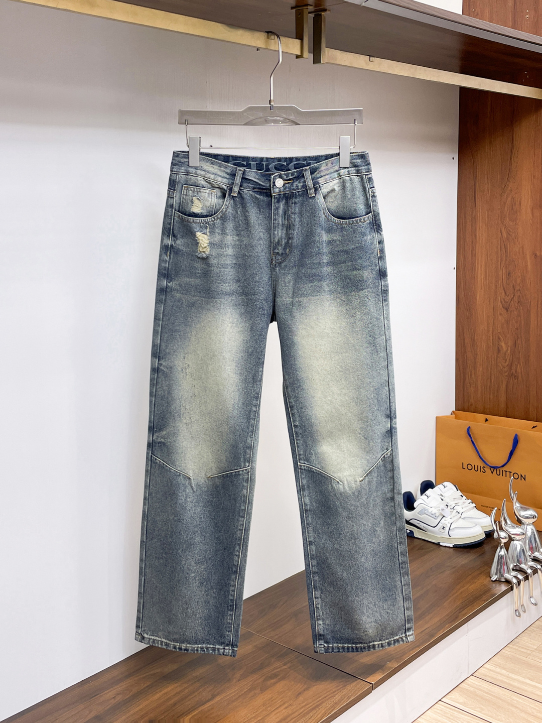 NO:877771,GUCCI men's denim large hem jeans, official album and poster wear style!  High-grade imported denim raw color fabrics are supplied to customers, and the pure 13oz denim fabrics from Okayama, Japan are specially selected. Heavy-duty environmentally friendly plant enzyme washing process is used. The texture has a light retro color, which is quite beautiful and is very suitable for autumn and winter color matching. The fabric is soft and delicate after washing, but has strong bones and a slight stretch, providing an excellent comfortable experience. There is no damage from any technological elements throughout the body, retaining the purest tannin color!  The details throughout the body are perfect, exquisite and sophisticated. The latest leather label on the waist highlights the brand's characteristics. The hardware accessories, leather label and wiring all reflect the craftsmanship!  The silhouette is perfectly tailored and has excellent butt lift and slimming effect. It can be easily matched with any top in the wardrobe. It has wide compatibility and is suitable for various daily wear. The upper body is full of style. It is a must-have trousers for those who are obsessed with quality control and 1V!  Size 29-38 (not 35.37),,gucci,jeans,19860909GUCCI 古奇 男士丹宁大裤脚牛仔裤,官宣画册海报穿搭款！ 客供高级进口的丹宁原色面料,特选日本冈山纯正13oz 盎司牛仔布料,重磅环保植物酵素水洗工艺,肌理有着淡淡的复古色彩,相当漂亮,极符合秋冬的配色,面料经过水洗后柔软细腻,但筋骨感极强,且略带弹力,提供了绝佳的舒适体验,通身无任何工艺元素破坏,保留了最纯粹的丹宁本色！通身细节完美如斯,精湛且考究,最新的腰部皮标彰显了品牌特质,五金配件、皮标、走线无不体现出匠心工艺！版型剪裁完美,提臀修身效果绝佳,可轻松横扫衣橱任何的上装搭配,兼容性广泛,满足于日常各种穿搭,上身型款十足,于品质控及1V迷控者必入型裤装！ 尺码29—38（没35.37）,,gucci,jeans,,Men's clothing