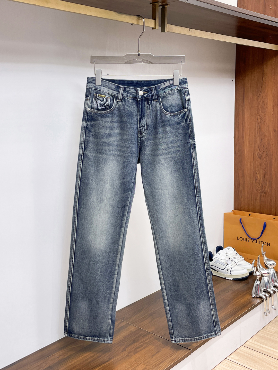 NO:877777,DG men's denim large hem jeans, official album and poster wear style!  High-grade imported denim raw color fabrics are supplied to customers, and the pure 13oz denim fabrics from Okayama, Japan are specially selected. Heavy-duty environmentally friendly plant enzyme washing process is used. The texture has a light retro color, which is quite beautiful and is very suitable for autumn and winter color matching. The fabric is soft and delicate after washing, but has strong bones and a slight stretch, providing an excellent comfortable experience. There is no damage from any technological elements throughout the body, retaining the purest tannin color!  The details throughout the body are perfect, exquisite and sophisticated. The latest leather label on the waist highlights the brand's characteristics. The hardware accessories, leather label and wiring all reflect the craftsmanship!  The silhouette is perfectly tailored and has excellent butt lift and slimming effect. It can be easily matched with any top in the wardrobe. It has wide compatibility and is suitable for various daily wear. The upper body is full of style. It is a must-have trousers for those who are obsessed with quality control and 1V!  Size 29-38 (not 35.37),,jeans,19860909DG 男士丹宁大裤脚牛仔裤,官宣画册海报穿搭款！ 客供高级进口的丹宁原色面料,特选日本冈山纯正13oz 盎司牛仔布料,重磅环保植物酵素水洗工艺,肌理有着淡淡的复古色彩,相当漂亮,极符合秋冬的配色,面料经过水洗后柔软细腻,但筋骨感极强,且略带弹力,提供了绝佳的舒适体验,通身无任何工艺元素破坏,保留了最纯粹的丹宁本色！通身细节完美如斯,精湛且考究,最新的腰部皮标彰显了品牌特质,五金配件、皮标、走线无不体现出匠心工艺！版型剪裁完美,提臀修身效果绝佳,可轻松横扫衣橱任何的上装搭配,兼容性广泛,满足于日常各种穿搭,上身型款十足,于品质控及1V迷控者必入型裤装！ 尺码29—38（没35.37）,,jeans,,Men's clothing