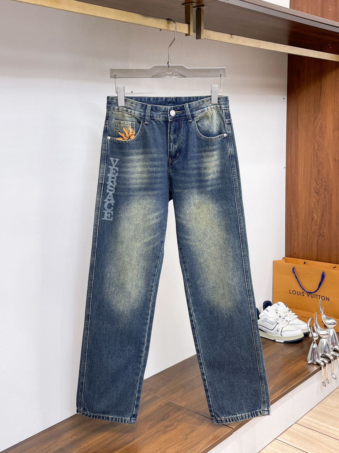 NO:877781,Versace men's denim large hem jeans, official album and poster style!  High-grade imported denim raw color fabrics are supplied to customers, and the pure 13oz denim fabrics from Okayama, Japan are specially selected. Heavy-duty environmentally friendly plant enzyme washing process is used. The texture has a light retro color, which is quite beautiful and is very suitable for autumn and winter color matching. The fabric is soft and delicate after washing, but has strong bones and a slight stretch, providing an excellent comfortable experience. There is no damage from any technological elements throughout the body, retaining the purest tannin color!  The details throughout the body are perfect, exquisite and sophisticated. The latest leather label on the waist highlights the brand's characteristics. The hardware accessories, leather label and wiring all reflect the craftsmanship!  The silhouette is perfectly tailored and has excellent butt lift and slimming effect. It can be easily matched with any top in the wardrobe. It has wide compatibility and is suitable for various daily wear. The upper body is full of style. It is a must-have trousers for those who are obsessed with quality control and 1V!  Sizes 29-38 (not 35.37),,versace,jeans,19860909范思哲 男士丹宁大裤脚牛仔裤,官宣画册海报穿搭款！ 客供高级进口的丹宁原色面料,特选日本冈山纯正13oz 盎司牛仔布料,重磅环保植物酵素水洗工艺,肌理有着淡淡的复古色彩,相当漂亮,极符合秋冬的配色,面料经过水洗后柔软细腻,但筋骨感极强,且略带弹力,提供了绝佳的舒适体验,通身无任何工艺元素破坏,保留了最纯粹的丹宁本色！通身细节完美如斯,精湛且考究,最新的腰部皮标彰显了品牌特质,五金配件、皮标、走线无不体现出匠心工艺！版型剪裁完美,提臀修身效果绝佳,可轻松横扫衣橱任何的上装搭配,兼容性广泛,满足于日常各种穿搭,上身型款十足,于品质控及1V迷控者必入型裤装！ 尺码29—38（没35.37）,,versace,jeans,,Men's clothing