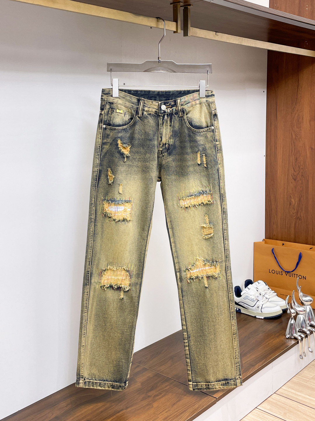 NO:877786,Givenchy men's denim large hem jeans, official album and poster style!  High-grade imported denim raw color fabrics are supplied to customers, and the pure 13oz denim fabrics from Okayama, Japan are specially selected. Heavy-duty environmentally friendly plant enzyme washing process is used. The texture has a light retro color, which is quite beautiful and is very suitable for autumn and winter color matching. The fabric is soft and delicate after washing, but has strong bones and a slight stretch, providing an excellent comfortable experience. There is no damage from any technological elements throughout the body, retaining the purest tannin color!  The details throughout the body are perfect, exquisite and sophisticated. The latest leather label on the waist highlights the brand's characteristics. The hardware accessories, leather label and wiring all reflect the craftsmanship!  The silhouette is perfectly tailored and has excellent butt lift and slimming effect. It can be easily matched with any top in the wardrobe. It has wide compatibility and is suitable for various daily wear. The upper body is full of style. It is a must-have trousers for those who are obsessed with quality control and 1V!  Size 29-38 (not 35.37),,givenchy,jeans,19860909纪梵希 男士丹宁大裤脚牛仔裤,官宣画册海报穿搭款！ 客供高级进口的丹宁原色面料,特选日本冈山纯正13oz 盎司牛仔布料,重磅环保植物酵素水洗工艺,肌理有着淡淡的复古色彩,相当漂亮,极符合秋冬的配色,面料经过水洗后柔软细腻,但筋骨感极强,且略带弹力,提供了绝佳的舒适体验,通身无任何工艺元素破坏,保留了最纯粹的丹宁本色！通身细节完美如斯,精湛且考究,最新的腰部皮标彰显了品牌特质,五金配件、皮标、走线无不体现出匠心工艺！版型剪裁完美,提臀修身效果绝佳,可轻松横扫衣橱任何的上装搭配,兼容性广泛,满足于日常各种穿搭,上身型款十足,于品质控及1V迷控者必入型裤装！ 尺码29—38（没35.37）,,givenchy,jeans,,Men's clothing