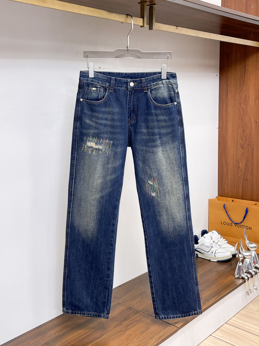 NO:877791,FENDI Fendi men's denim large hem jeans, official album and poster wear style!  High-grade imported denim raw color fabrics are supplied to customers, and the pure 13oz denim fabrics from Okayama, Japan are specially selected. Heavy-duty environmentally friendly plant enzyme washing process is used. The texture has a light retro color, which is quite beautiful and is very suitable for autumn and winter color matching. The fabric is soft and delicate after washing, but has strong bones and a slight stretch, providing an excellent comfortable experience. There is no damage from any technological elements throughout the body, retaining the purest tannin color!  The details throughout the body are perfect, exquisite and sophisticated. The latest leather label on the waist highlights the brand's characteristics. The hardware accessories, leather label and wiring all reflect the craftsmanship!  The silhouette is perfectly tailored and has excellent butt lift and slimming effect. It can be easily matched with any top in the wardrobe. It has wide compatibility and is suitable for various daily wear. The upper body is full of style. It is a must-have trousers for those who are obsessed with quality control and 1V!  Sizes 29-38 (not 35.37),,fendi,fendi,jeans,19860909FENDI 芬迪 男士丹宁大裤脚牛仔裤,官宣画册海报穿搭款！ 客供高级进口的丹宁原色面料,特选日本冈山纯正13oz 盎司牛仔布料,重磅环保植物酵素水洗工艺,肌理有着淡淡的复古色彩,相当漂亮,极符合秋冬的配色,面料经过水洗后柔软细腻,但筋骨感极强,且略带弹力,提供了绝佳的舒适体验,通身无任何工艺元素破坏,保留了最纯粹的丹宁本色！通身细节完美如斯,精湛且考究,最新的腰部皮标彰显了品牌特质,五金配件、皮标、走线无不体现出匠心工艺！版型剪裁完美,提臀修身效果绝佳,可轻松横扫衣橱任何的上装搭配,兼容性广泛,满足于日常各种穿搭,上身型款十足,于品质控及1V迷控者必入型裤装！ 尺码29—38（没35.37）,,fendi,fendi,jeans,,Men's clothing