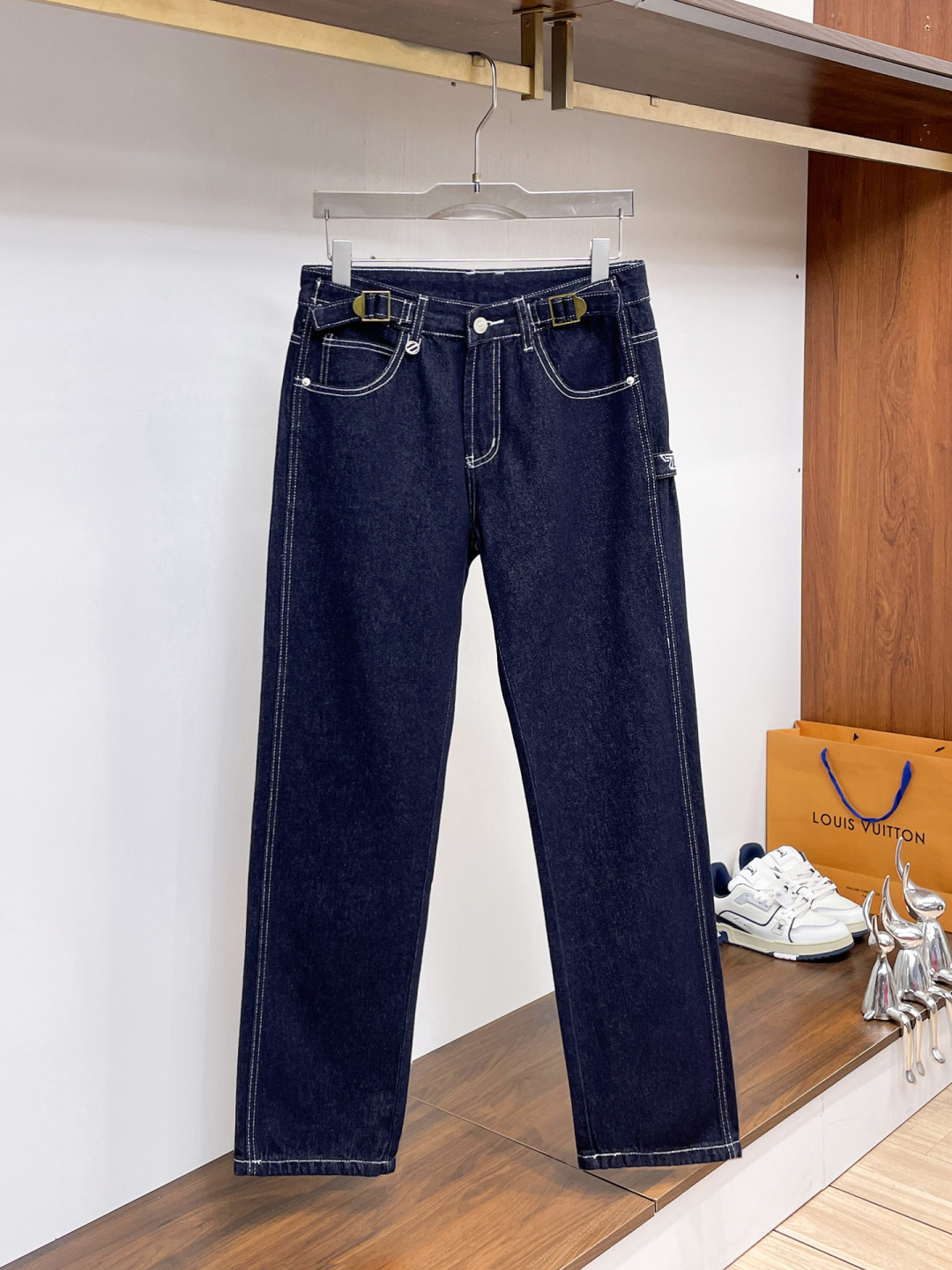 NO:877796,Ermenegildo Zegna men's denim large hem jeans, official album and poster wear style!  High-grade imported denim raw color fabrics are supplied to customers, and the pure 13oz denim fabrics from Okayama, Japan are specially selected. Heavy-duty environmentally friendly plant enzyme washing process is used. The texture has a light retro color, which is quite beautiful and is very suitable for autumn and winter color matching. The fabric is soft and delicate after washing, but has strong bones and a slight stretch, providing an excellent comfortable experience. There is no damage from any technological elements throughout the body, retaining the purest tannin color!  The details throughout the body are perfect, exquisite and sophisticated. The latest leather label on the waist highlights the brand's characteristics. The hardware accessories, leather label and wiring all reflect the craftsmanship!  The silhouette is perfectly tailored and has excellent butt lift and slimming effect. It can be easily matched with any top in the wardrobe. It has wide compatibility and is suitable for various daily wear. The upper body is full of style. It is a must-have trousers for those who are obsessed with quality control and 1V!  Sizes 29-38 (not 35.37),,zegna,jeans,19860909杰尼亚 男士丹宁大裤脚牛仔裤,官宣画册海报穿搭款！ 客供高级进口的丹宁原色面料,特选日本冈山纯正13oz 盎司牛仔布料,重磅环保植物酵素水洗工艺,肌理有着淡淡的复古色彩,相当漂亮,极符合秋冬的配色,面料经过水洗后柔软细腻,但筋骨感极强,且略带弹力,提供了绝佳的舒适体验,通身无任何工艺元素破坏,保留了最纯粹的丹宁本色！通身细节完美如斯,精湛且考究,最新的腰部皮标彰显了品牌特质,五金配件、皮标、走线无不体现出匠心工艺！版型剪裁完美,提臀修身效果绝佳,可轻松横扫衣橱任何的上装搭配,兼容性广泛,满足于日常各种穿搭,上身型款十足,于品质控及1V迷控者必入型裤装！ 尺码29—38（没35.37）,,zegna,jeans,,Men's clothing