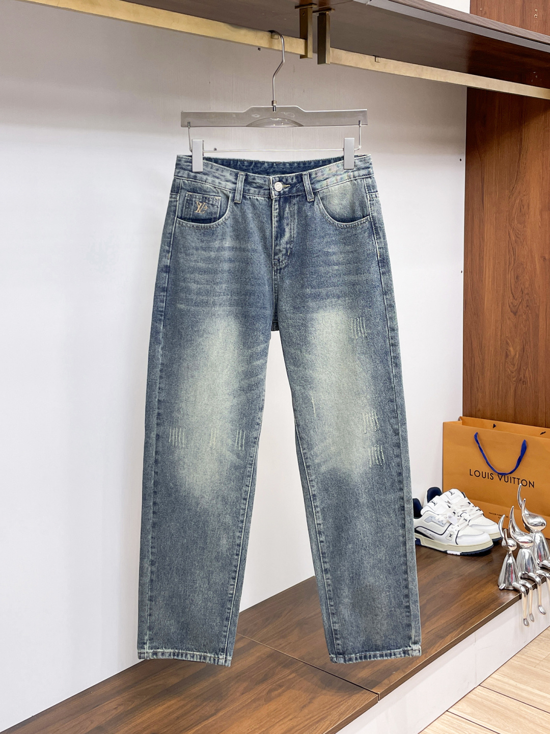 NO:877801,LV men's denim large hem jeans, official album and poster wear style!  High-grade imported denim raw color fabrics are supplied to customers, and the pure 13oz denim fabrics from Okayama, Japan are specially selected. Heavy-duty environmentally friendly plant enzyme washing process is used. The texture has a light retro color, which is quite beautiful and is very suitable for autumn and winter color matching. The fabric is soft and delicate after washing, but has strong bones and a slight stretch, providing an excellent comfortable experience. There is no damage from any technological elements throughout the body, retaining the purest tannin color!  The details throughout the body are perfect, exquisite and sophisticated. The latest leather label on the waist highlights the brand's characteristics. The hardware accessories, leather label and wiring all reflect the craftsmanship!  The silhouette is perfectly tailored and has excellent butt lift and slimming effect. It can be easily matched with any top in the wardrobe. It has wide compatibility and is suitable for various daily wear. The upper body is full of style. It is a must-have trousers for those who are obsessed with quality control and 1V!  Size 29-38 (not 35.37),,louis vuitton,jeans,19860909LV 男士丹宁大裤脚牛仔裤,官宣画册海报穿搭款！ 客供高级进口的丹宁原色面料,特选日本冈山纯正13oz 盎司牛仔布料,重磅环保植物酵素水洗工艺,肌理有着淡淡的复古色彩,相当漂亮,极符合秋冬的配色,面料经过水洗后柔软细腻,但筋骨感极强,且略带弹力,提供了绝佳的舒适体验,通身无任何工艺元素破坏,保留了最纯粹的丹宁本色！通身细节完美如斯,精湛且考究,最新的腰部皮标彰显了品牌特质,五金配件、皮标、走线无不体现出匠心工艺！版型剪裁完美,提臀修身效果绝佳,可轻松横扫衣橱任何的上装搭配,兼容性广泛,满足于日常各种穿搭,上身型款十足,于品质控及1V迷控者必入型裤装！ 尺码29—38（没35.37）,,louis vuitton,jeans,,Men's clothing