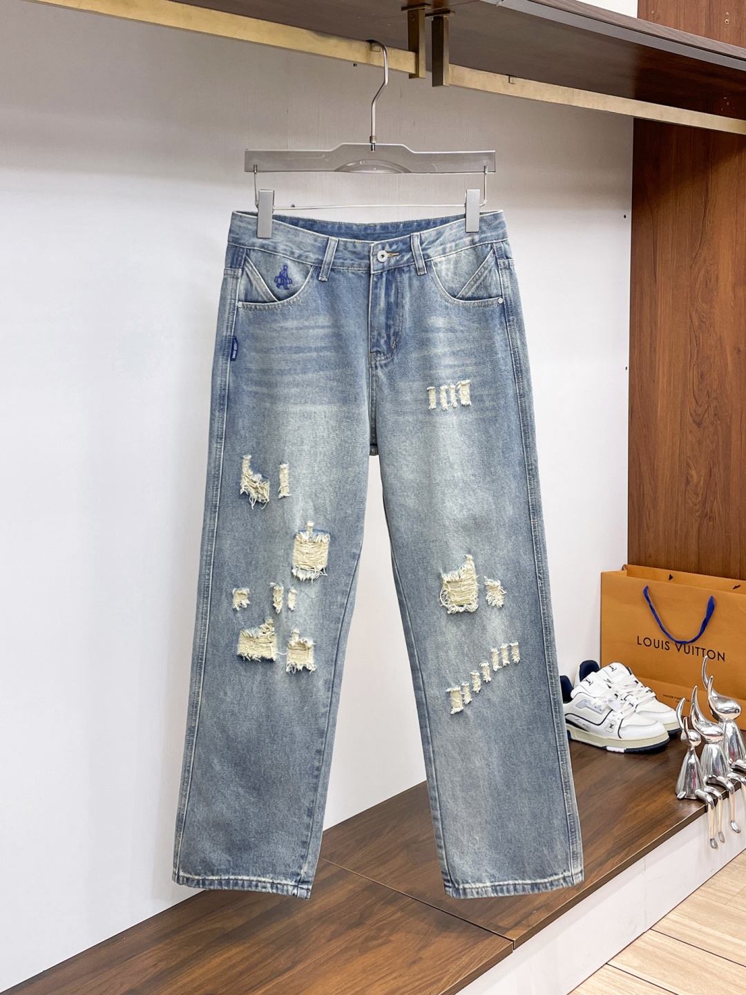 NO:877805,PRADA Men's denim jeans with large hems, official album and poster wear style!  High-grade imported denim raw color fabrics are supplied to customers, and the pure 13oz denim fabrics from Okayama, Japan are specially selected. Heavy-duty environmentally friendly plant enzyme washing process is used. The texture has a light retro color, which is quite beautiful and is very suitable for autumn and winter color matching. The fabric is soft and delicate after washing, but has strong bones and a slight stretch, providing an excellent comfortable experience. There is no damage from any technological elements throughout the body, retaining the purest tannin color!  The details throughout the body are perfect, exquisite and sophisticated. The latest leather label on the waist highlights the brand's characteristics. The hardware accessories, leather label and wiring all reflect the craftsmanship!  The silhouette is perfectly tailored and has excellent butt lift and slimming effect. It can be easily matched with any top in the wardrobe. It has wide compatibility and is suitable for various daily wear. The upper body is full of style. It is a must-have trousers for those who are obsessed with quality control and 1V!  Size 29-38 (not 35.37),, prada, prada, jeans,19860909PRADA 普拉达 男士丹宁大裤脚牛仔裤,官宣画册海报穿搭款！ 客供高级进口的丹宁原色面料,特选日本冈山纯正13oz 盎司牛仔布料,重磅环保植物酵素水洗工艺,肌理有着淡淡的复古色彩,相当漂亮,极符合秋冬的配色,面料经过水洗后柔软细腻,但筋骨感极强,且略带弹力,提供了绝佳的舒适体验,通身无任何工艺元素破坏,保留了最纯粹的丹宁本色！通身细节完美如斯,精湛且考究,最新的腰部皮标彰显了品牌特质,五金配件、皮标、走线无不体现出匠心工艺！版型剪裁完美,提臀修身效果绝佳,可轻松横扫衣橱任何的上装搭配,兼容性广泛,满足于日常各种穿搭,上身型款十足,于品质控及1V迷控者必入型裤装！ 尺码29—38（没35.37）,,prada,prada,jeans,,Men's clothing