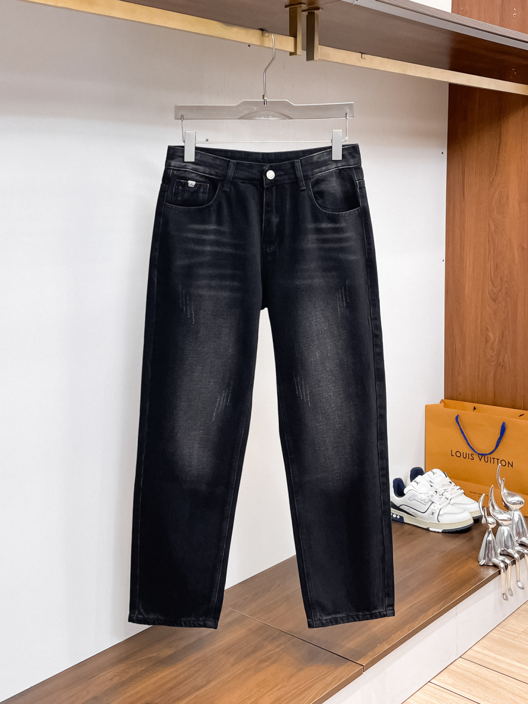 NO:877809,Versace men's denim large hem jeans, official album and poster style!  High-grade imported denim raw color fabrics are supplied to customers, and the pure 13oz denim fabrics from Okayama, Japan are specially selected. Heavy-duty environmentally friendly plant enzyme washing process is used. The texture has a light retro color, which is quite beautiful and is very suitable for autumn and winter color matching. The fabric is soft and delicate after washing, but has strong bones and a slight stretch, providing an excellent comfortable experience. There is no damage from any technological elements throughout the body, retaining the purest tannin color!  The details throughout the body are perfect, exquisite and sophisticated. The latest leather label on the waist highlights the brand's characteristics. The hardware accessories, leather label and wiring all reflect the craftsmanship!  The silhouette is perfectly tailored and has excellent butt lift and slimming effect. It can be easily matched with any top in the wardrobe. It has wide compatibility and is suitable for various daily wear. The upper body is full of style. It is a must-have trousers for those who are obsessed with quality control and 1V!  Sizes 29-38 (not 35.37),,versace,jeans,19860909范思哲 男士丹宁大裤脚牛仔裤,官宣画册海报穿搭款！ 客供高级进口的丹宁原色面料,特选日本冈山纯正13oz 盎司牛仔布料,重磅环保植物酵素水洗工艺,肌理有着淡淡的复古色彩,相当漂亮,极符合秋冬的配色,面料经过水洗后柔软细腻,但筋骨感极强,且略带弹力,提供了绝佳的舒适体验,通身无任何工艺元素破坏,保留了最纯粹的丹宁本色！通身细节完美如斯,精湛且考究,最新的腰部皮标彰显了品牌特质,五金配件、皮标、走线无不体现出匠心工艺！版型剪裁完美,提臀修身效果绝佳,可轻松横扫衣橱任何的上装搭配,兼容性广泛,满足于日常各种穿搭,上身型款十足,于品质控及1V迷控者必入型裤装！ 尺码29—38（没35.37）,,versace,jeans,,Men's clothing
