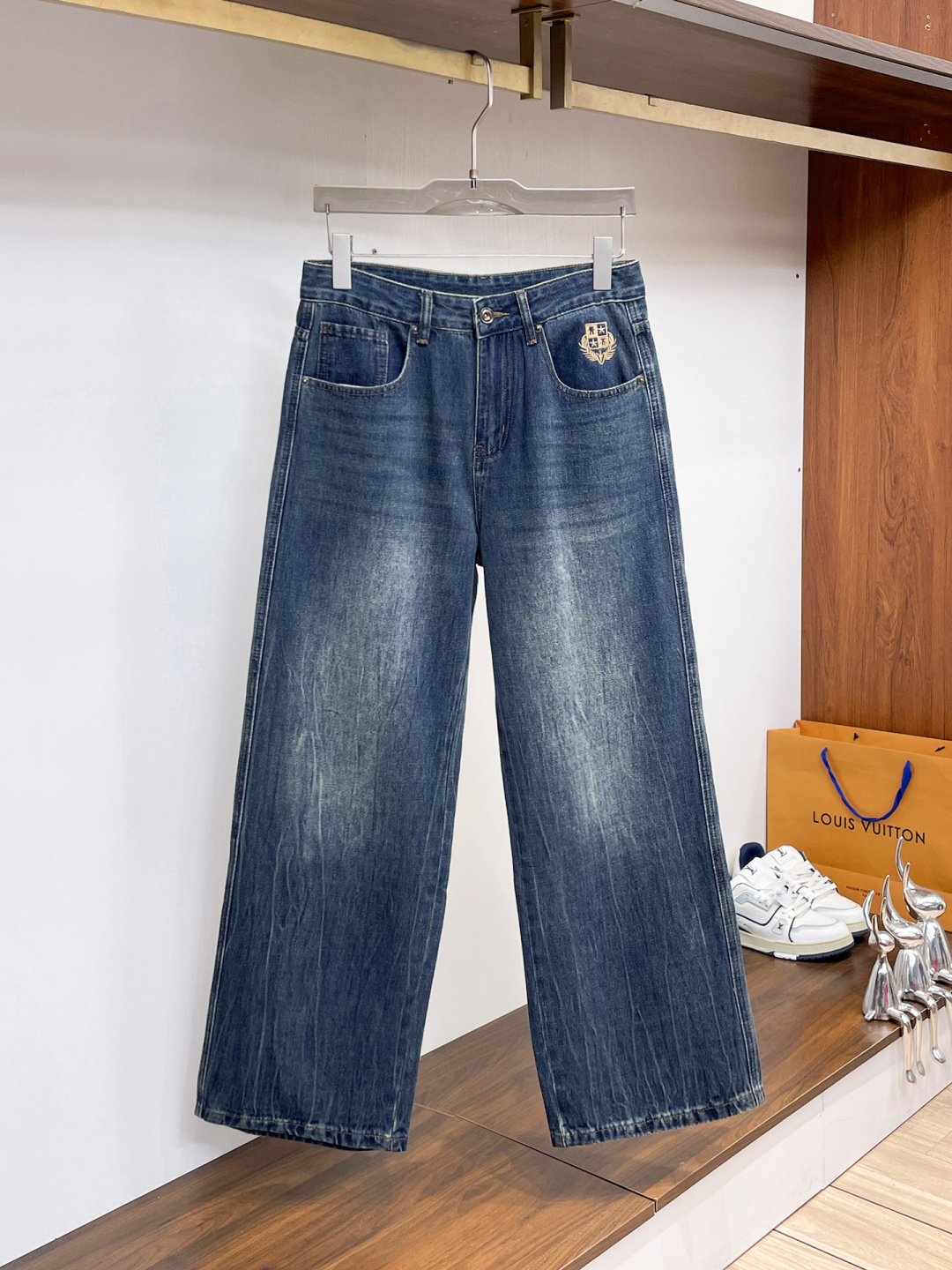 NO:877813,LP men's denim large hem jeans, official album and poster style!  High-grade imported denim raw color fabrics are supplied to customers, and the pure 13oz denim fabrics from Okayama, Japan are specially selected. Heavy-duty environmentally friendly plant enzyme washing process is used. The texture has a light retro color, which is quite beautiful and is very suitable for autumn and winter color matching. The fabric is soft and delicate after washing, but has strong bones and a slight stretch, providing an excellent comfortable experience. There is no damage from any technological elements throughout the body, retaining the purest tannin color!  The details throughout the body are perfect, exquisite and sophisticated. The latest leather label on the waist highlights the brand's characteristics. The hardware accessories, leather label and wiring all reflect the craftsmanship!  The silhouette is perfectly tailored and has excellent butt lift and slimming effect. It can be easily matched with any top in the wardrobe. It has wide compatibility and is suitable for various daily wear. The upper body is full of style. It is a must-have trousers for those who are obsessed with quality control and 1V!  Size 29-38 (not 35.37),,loro piana,jeans,19860909LP 男士丹宁大裤脚牛仔裤,官宣画册海报穿搭款！ 客供高级进口的丹宁原色面料,特选日本冈山纯正13oz 盎司牛仔布料,重磅环保植物酵素水洗工艺,肌理有着淡淡的复古色彩,相当漂亮,极符合秋冬的配色,面料经过水洗后柔软细腻,但筋骨感极强,且略带弹力,提供了绝佳的舒适体验,通身无任何工艺元素破坏,保留了最纯粹的丹宁本色！通身细节完美如斯,精湛且考究,最新的腰部皮标彰显了品牌特质,五金配件、皮标、走线无不体现出匠心工艺！版型剪裁完美,提臀修身效果绝佳,可轻松横扫衣橱任何的上装搭配,兼容性广泛,满足于日常各种穿搭,上身型款十足,于品质控及1V迷控者必入型裤装！ 尺码29—38（没35.37）,,loro piana,jeans,,Men's clothing