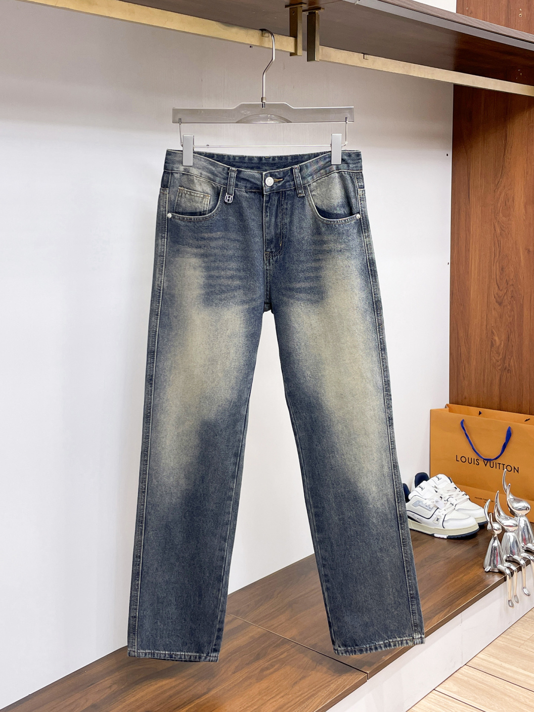 NO:877817,Hermès men's denim jeans with large hems, official album and poster style!  High-grade imported denim raw color fabrics are supplied to customers, and the pure 13oz denim fabrics from Okayama, Japan are specially selected. Heavy-duty environmentally friendly plant enzyme washing process is used. The texture has a light retro color, which is quite beautiful and is very suitable for autumn and winter color matching. The fabric is soft and delicate after washing, but has strong bones and a slight stretch, providing an excellent comfortable experience. There is no damage from any technological elements throughout the body, retaining the purest tannin color!  The details throughout the body are perfect, exquisite and sophisticated. The latest leather label on the waist highlights the brand's characteristics. The hardware accessories, leather label and wiring all reflect the craftsmanship!  The silhouette is perfectly tailored and has excellent butt lift and slimming effect. It can be easily matched with any top in the wardrobe. It has wide compatibility and is suitable for various daily wear. The upper body is full of style. It is a must-have trousers for those who are obsessed with quality control and 1V!  Size 29-38 (not 35.37),,hermes,jeans,19860909爱马仕 男士丹宁大裤脚牛仔裤,官宣画册海报穿搭款！ 客供高级进口的丹宁原色面料,特选日本冈山纯正13oz 盎司牛仔布料,重磅环保植物酵素水洗工艺,肌理有着淡淡的复古色彩,相当漂亮,极符合秋冬的配色,面料经过水洗后柔软细腻,但筋骨感极强,且略带弹力,提供了绝佳的舒适体验,通身无任何工艺元素破坏,保留了最纯粹的丹宁本色！通身细节完美如斯,精湛且考究,最新的腰部皮标彰显了品牌特质,五金配件、皮标、走线无不体现出匠心工艺！版型剪裁完美,提臀修身效果绝佳,可轻松横扫衣橱任何的上装搭配,兼容性广泛,满足于日常各种穿搭,上身型款十足,于品质控及1V迷控者必入型裤装！ 尺码29—38（没35.37）,,hermes,jeans,,Men's clothing