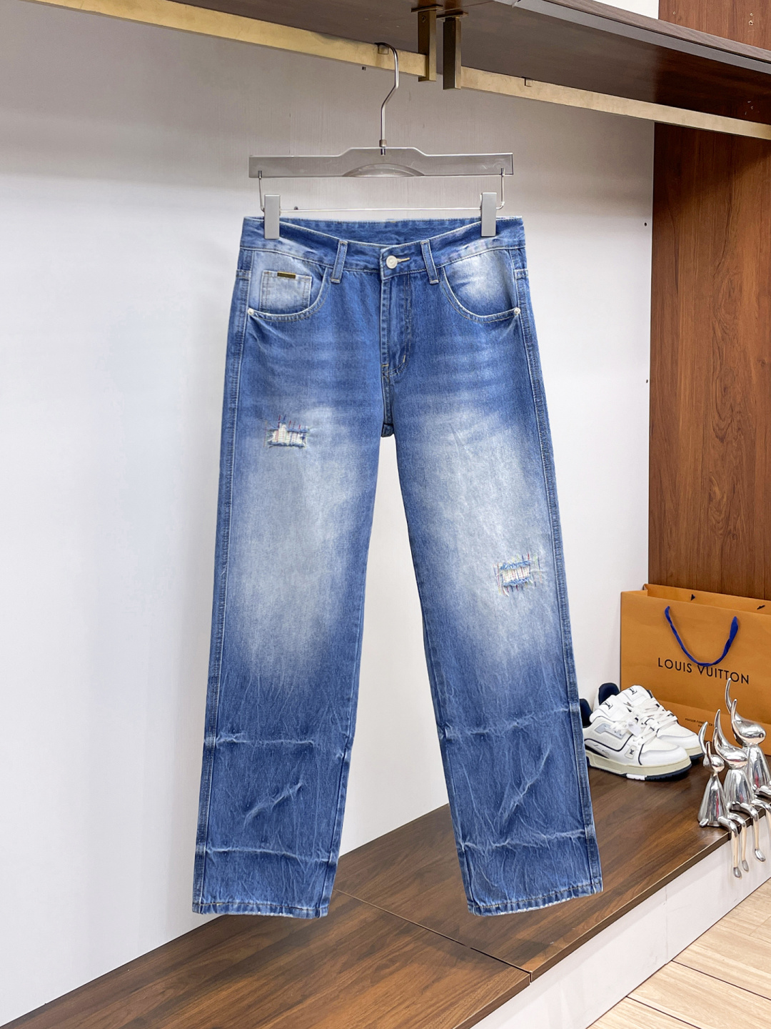 NO:877821,Armani Armani men's denim large hem jeans, official album and poster style!  High-grade imported denim raw color fabrics are supplied to customers, and the pure 13oz denim fabrics from Okayama, Japan are specially selected. Heavy-duty environmentally friendly plant enzyme washing process is used. The texture has a light retro color, which is quite beautiful and is very suitable for autumn and winter color matching. The fabric is soft and delicate after washing, but has strong bones and a slight stretch, providing an excellent comfortable experience. There is no damage from any technological elements throughout the body, retaining the purest tannin color!  The details throughout the body are perfect, exquisite and sophisticated. The latest leather label on the waist highlights the brand's characteristics. The hardware accessories, leather label and wiring all reflect the craftsmanship!  The silhouette is perfectly tailored and has excellent butt lift and slimming effect. It can be easily matched with any top in the wardrobe. It has wide compatibility and is suitable for various daily wear. The upper body is full of style. It is a must-have trousers for those who are obsessed with quality control and 1V!  Size 29-38 (not 35.37),,armani,armani,jeans,19860909Armani 阿玛尼 男士丹宁大裤脚牛仔裤,官宣画册海报穿搭款！ 客供高级进口的丹宁原色面料,特选日本冈山纯正13oz 盎司牛仔布料,重磅环保植物酵素水洗工艺,肌理有着淡淡的复古色彩,相当漂亮,极符合秋冬的配色,面料经过水洗后柔软细腻,但筋骨感极强,且略带弹力,提供了绝佳的舒适体验,通身无任何工艺元素破坏,保留了最纯粹的丹宁本色！通身细节完美如斯,精湛且考究,最新的腰部皮标彰显了品牌特质,五金配件、皮标、走线无不体现出匠心工艺！版型剪裁完美,提臀修身效果绝佳,可轻松横扫衣橱任何的上装搭配,兼容性广泛,满足于日常各种穿搭,上身型款十足,于品质控及1V迷控者必入型裤装！ 尺码29—38（没35.37）,,armani,armani,jeans,,Men's clothing
