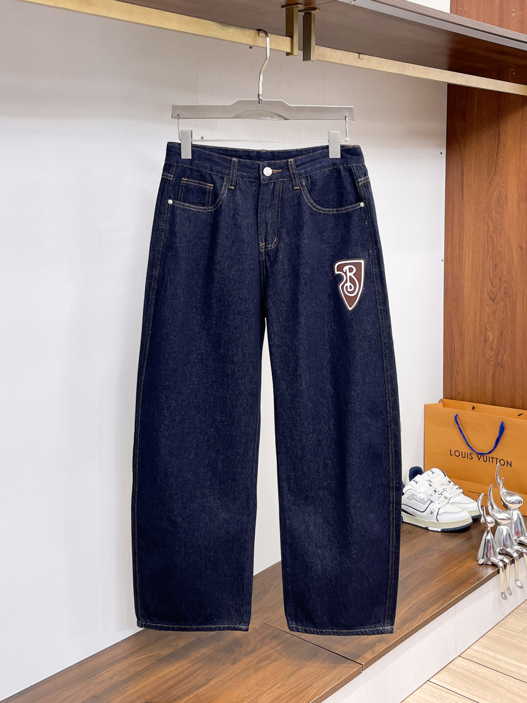 NO:877782,Burberry men's denim large hem jeans, official album and poster style!  High-grade imported denim raw color fabrics are supplied to customers, and the pure 13oz denim fabrics from Okayama, Japan are specially selected. Heavy-duty environmentally friendly plant enzyme washing process is used. The texture has a light retro color, which is quite beautiful and is very suitable for autumn and winter color matching. The fabric is soft and delicate after washing, but has strong bones and a slight stretch, providing an excellent comfortable experience. There is no damage from any technological elements throughout the body, retaining the purest tannin color!  The details throughout the body are perfect, exquisite and sophisticated. The latest leather label on the waist highlights the brand's characteristics. The hardware accessories, leather label and wiring all reflect the craftsmanship!  The silhouette is perfectly tailored and has excellent butt lift and slimming effect. It can be easily matched with any top in the wardrobe. It has wide compatibility and is suitable for various daily wear. The upper body is full of style. It is a must-have trousers for those who are obsessed with quality control and 1V!  Size 29-38 (not 35.37),,burberry,burberry,jeans,19860909Burberry 巴宝莉 男士丹宁大裤脚牛仔裤,官宣画册海报穿搭款！ 客供高级进口的丹宁原色面料,特选日本冈山纯正13oz 盎司牛仔布料,重磅环保植物酵素水洗工艺,肌理有着淡淡的复古色彩,相当漂亮,极符合秋冬的配色,面料经过水洗后柔软细腻,但筋骨感极强,且略带弹力,提供了绝佳的舒适体验,通身无任何工艺元素破坏,保留了最纯粹的丹宁本色！通身细节完美如斯,精湛且考究,最新的腰部皮标彰显了品牌特质,五金配件、皮标、走线无不体现出匠心工艺！版型剪裁完美,提臀修身效果绝佳,可轻松横扫衣橱任何的上装搭配,兼容性广泛,满足于日常各种穿搭,上身型款十足,于品质控及1V迷控者必入型裤装！ 尺码29—38（没35.37）,,burberry,burberry,jeans,,Men's clothing