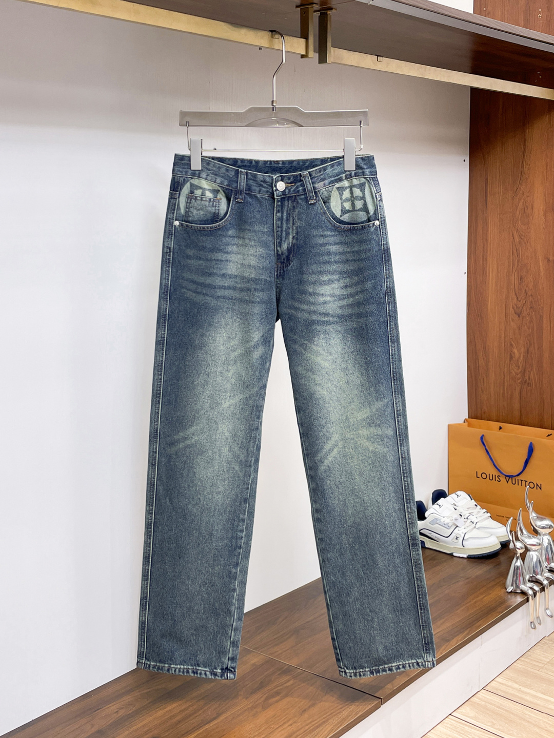 NO:877787,LV men's denim large hem jeans, official album and poster wear style!  High-grade imported denim raw color fabrics are supplied to customers, and the pure 13oz denim fabrics from Okayama, Japan are specially selected. Heavy-duty environmentally friendly plant enzyme washing process is used. The texture has a light retro color, which is quite beautiful and is very suitable for autumn and winter color matching. The fabric is soft and delicate after washing, but has strong bones and a slight stretch, providing an excellent comfortable experience. There is no damage from any technological elements throughout the body, retaining the purest tannin color!  The details throughout the body are perfect, exquisite and sophisticated. The latest leather label on the waist highlights the brand's characteristics. The hardware accessories, leather label and wiring all reflect the craftsmanship!  The silhouette is perfectly tailored and has excellent butt lift and slimming effect. It can be easily matched with any top in the wardrobe. It has wide compatibility and is suitable for various daily wear. The upper body is full of style. It is a must-have trousers for those who are obsessed with quality control and 1V!  Size 29-38 (not 35.37),,louis vuitton,jeans,19860909LV 男士丹宁大裤脚牛仔裤,官宣画册海报穿搭款！ 客供高级进口的丹宁原色面料,特选日本冈山纯正13oz 盎司牛仔布料,重磅环保植物酵素水洗工艺,肌理有着淡淡的复古色彩,相当漂亮,极符合秋冬的配色,面料经过水洗后柔软细腻,但筋骨感极强,且略带弹力,提供了绝佳的舒适体验,通身无任何工艺元素破坏,保留了最纯粹的丹宁本色！通身细节完美如斯,精湛且考究,最新的腰部皮标彰显了品牌特质,五金配件、皮标、走线无不体现出匠心工艺！版型剪裁完美,提臀修身效果绝佳,可轻松横扫衣橱任何的上装搭配,兼容性广泛,满足于日常各种穿搭,上身型款十足,于品质控及1V迷控者必入型裤装！ 尺码29—38（没35.37）,,louis vuitton,jeans,,Men's clothing