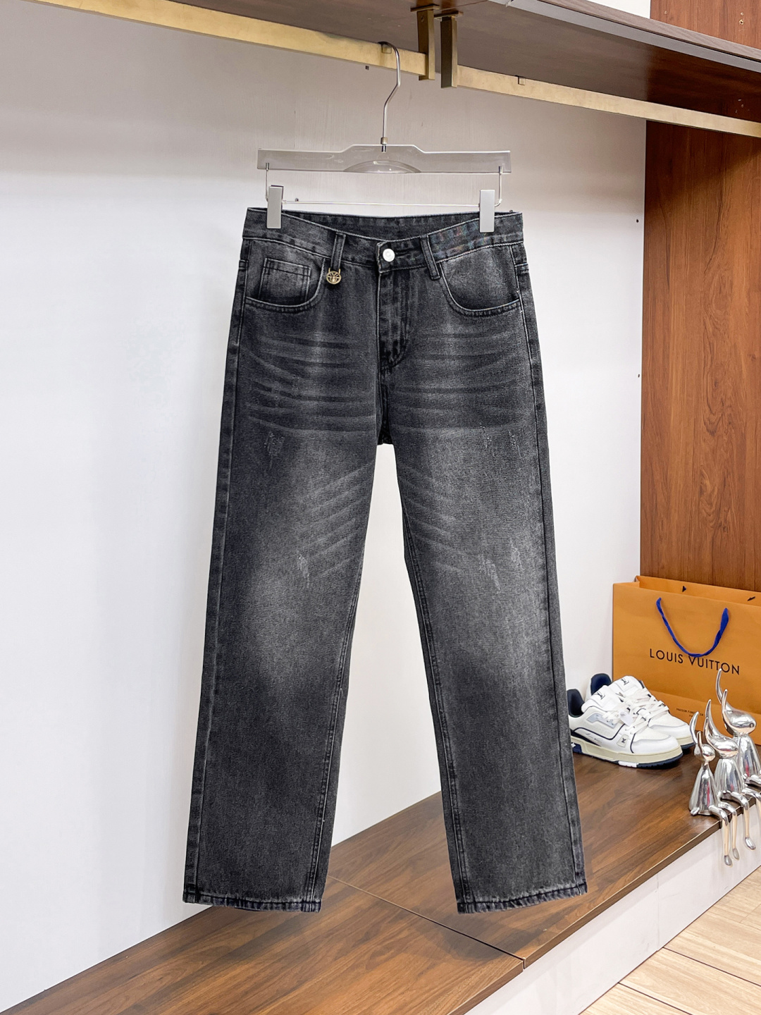 NO:877792,Dior men's denim large hem jeans, official album and poster wear style!  High-grade imported denim raw color fabrics are supplied to customers, and the pure 13oz denim fabrics from Okayama, Japan are specially selected. Heavy-duty environmentally friendly plant enzyme washing process is used. The texture has a light retro color, which is quite beautiful and is very suitable for autumn and winter color matching. The fabric is soft and delicate after washing, but has strong bones and a slight stretch, providing an excellent comfortable experience. There is no damage from any technological elements throughout the body, retaining the purest tannin color!  The details throughout the body are perfect, exquisite and sophisticated. The latest leather label on the waist highlights the brand's characteristics. The hardware accessories, leather label and wiring all reflect the craftsmanship!  The silhouette is perfectly tailored and has excellent butt lift and slimming effect. It can be easily matched with any top in the wardrobe. It has wide compatibility and is suitable for various daily wear. The upper body is full of style. It is a must-have trousers for those who are obsessed with quality control and 1V!  Size 29-38 (not 35.37), dior, dior, jeans,19860909Dior 迪奥 男士丹宁大裤脚牛仔裤,官宣画册海报穿搭款！ 客供高级进口的丹宁原色面料,特选日本冈山纯正13oz 盎司牛仔布料,重磅环保植物酵素水洗工艺,肌理有着淡淡的复古色彩,相当漂亮,极符合秋冬的配色,面料经过水洗后柔软细腻,但筋骨感极强,且略带弹力,提供了绝佳的舒适体验,通身无任何工艺元素破坏,保留了最纯粹的丹宁本色！通身细节完美如斯,精湛且考究,最新的腰部皮标彰显了品牌特质,五金配件、皮标、走线无不体现出匠心工艺！版型剪裁完美,提臀修身效果绝佳,可轻松横扫衣橱任何的上装搭配,兼容性广泛,满足于日常各种穿搭,上身型款十足,于品质控及1V迷控者必入型裤装！ 尺码29—38（没35.37）,,dior,dior,jeans,,Men's clothing