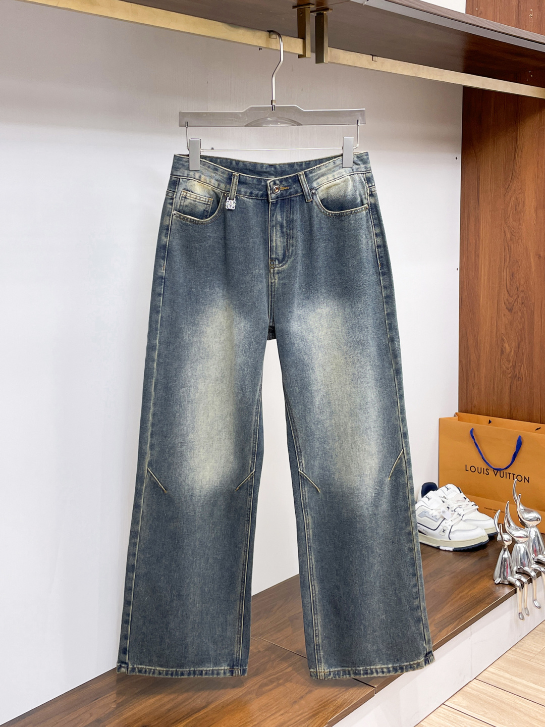 NO:877797,Luo Yiwei men's denim large hem jeans, official album and poster wear style!  High-grade imported denim raw color fabrics are supplied to customers, and the pure 13oz denim fabrics from Okayama, Japan are specially selected. Heavy-duty environmentally friendly plant enzyme washing process is used. The texture has a light retro color, which is quite beautiful and is very suitable for autumn and winter color matching. The fabric is soft and delicate after washing, but has strong bones and a slight stretch, providing an excellent comfortable experience. There is no damage from any technological elements throughout the body, retaining the purest tannin color!  The details throughout the body are perfect, exquisite and sophisticated. The latest leather label on the waist highlights the brand's characteristics. The hardware accessories, leather label and wiring all reflect the craftsmanship!  The silhouette is perfectly tailored and has excellent butt lift and slimming effect. It can be easily matched with any top in the wardrobe. It has wide compatibility and is suitable for various daily wear. The upper body is full of style. It is a must-have trousers for those who are obsessed with quality control and 1V!  Size 29-38 (not 35.37),,loewe,jeans,19860909罗意威 男士丹宁大裤脚牛仔裤,官宣画册海报穿搭款！ 客供高级进口的丹宁原色面料,特选日本冈山纯正13oz 盎司牛仔布料,重磅环保植物酵素水洗工艺,肌理有着淡淡的复古色彩,相当漂亮,极符合秋冬的配色,面料经过水洗后柔软细腻,但筋骨感极强,且略带弹力,提供了绝佳的舒适体验,通身无任何工艺元素破坏,保留了最纯粹的丹宁本色！通身细节完美如斯,精湛且考究,最新的腰部皮标彰显了品牌特质,五金配件、皮标、走线无不体现出匠心工艺！版型剪裁完美,提臀修身效果绝佳,可轻松横扫衣橱任何的上装搭配,兼容性广泛,满足于日常各种穿搭,上身型款十足,于品质控及1V迷控者必入型裤装！ 尺码29—38（没35.37）,,loewe,jeans,,Men's clothing
