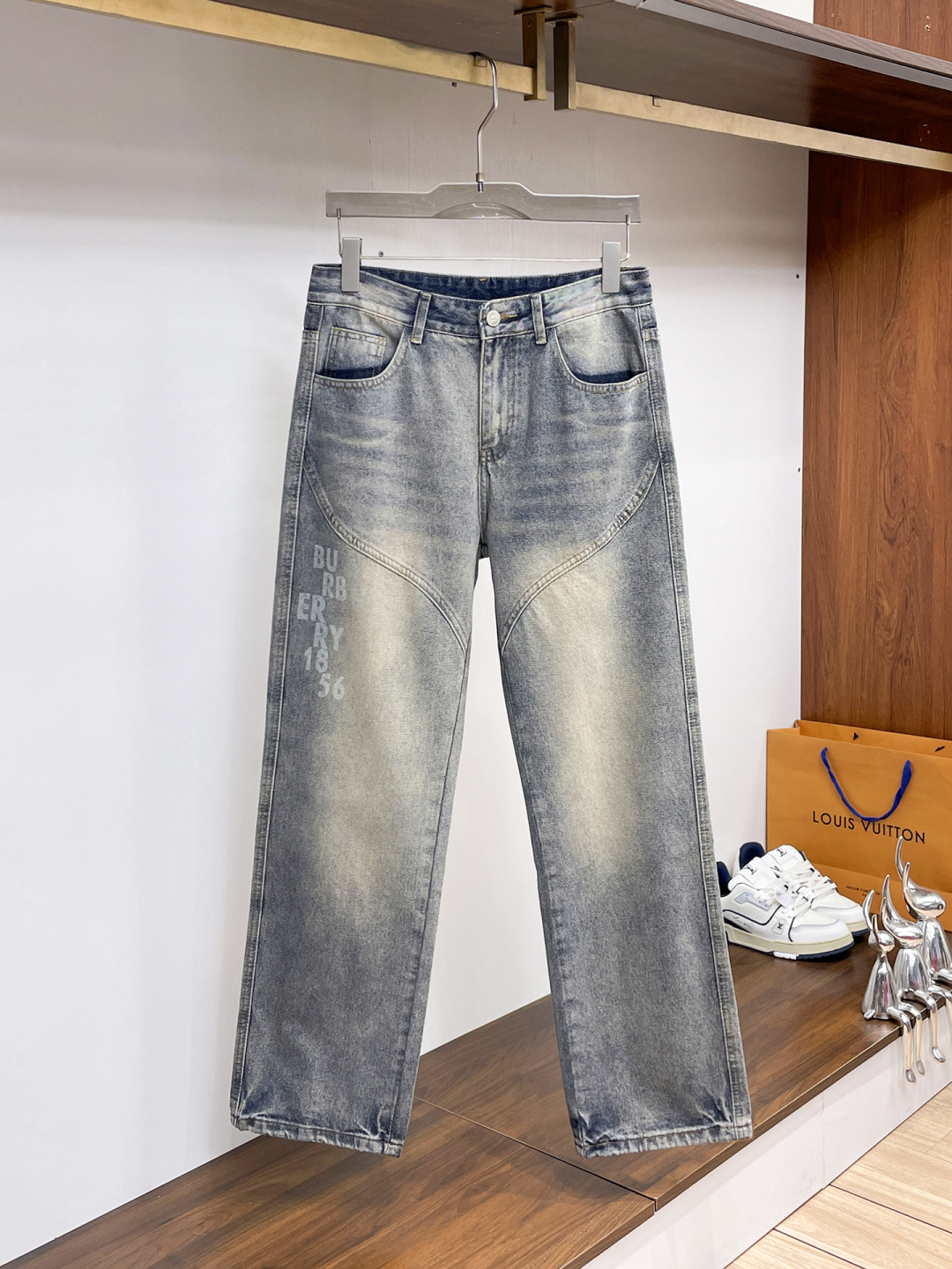 NO:877802,Burberry men's denim large hem jeans, official album and poster style!  High-grade imported denim raw color fabrics are supplied to customers, and the pure 13oz denim fabrics from Okayama, Japan are specially selected. Heavy-duty environmentally friendly plant enzyme washing process is used. The texture has a light retro color, which is quite beautiful and is very suitable for autumn and winter color matching. The fabric is soft and delicate after washing, but has strong bones and a slight stretch, providing an excellent comfortable experience. There is no damage from any technological elements throughout the body, retaining the purest tannin color!  The details throughout the body are perfect, exquisite and sophisticated. The latest leather label on the waist highlights the brand's characteristics. The hardware accessories, leather label and wiring all reflect the craftsmanship!  The silhouette is perfectly tailored and has excellent butt lift and slimming effect. It can be easily matched with any top in the wardrobe. It has wide compatibility and is suitable for various daily wear. The upper body is full of style. It is a must-have trousers for those who are obsessed with quality control and 1V!  Size 29-38 (not 35.37),,burberry,burberry,jeans,19860909Burberry 巴宝莉 男士丹宁大裤脚牛仔裤,官宣画册海报穿搭款！ 客供高级进口的丹宁原色面料,特选日本冈山纯正13oz 盎司牛仔布料,重磅环保植物酵素水洗工艺,肌理有着淡淡的复古色彩,相当漂亮,极符合秋冬的配色,面料经过水洗后柔软细腻,但筋骨感极强,且略带弹力,提供了绝佳的舒适体验,通身无任何工艺元素破坏,保留了最纯粹的丹宁本色！通身细节完美如斯,精湛且考究,最新的腰部皮标彰显了品牌特质,五金配件、皮标、走线无不体现出匠心工艺！版型剪裁完美,提臀修身效果绝佳,可轻松横扫衣橱任何的上装搭配,兼容性广泛,满足于日常各种穿搭,上身型款十足,于品质控及1V迷控者必入型裤装！ 尺码29—38（没35.37）,,burberry,burberry,jeans,,Men's clothing