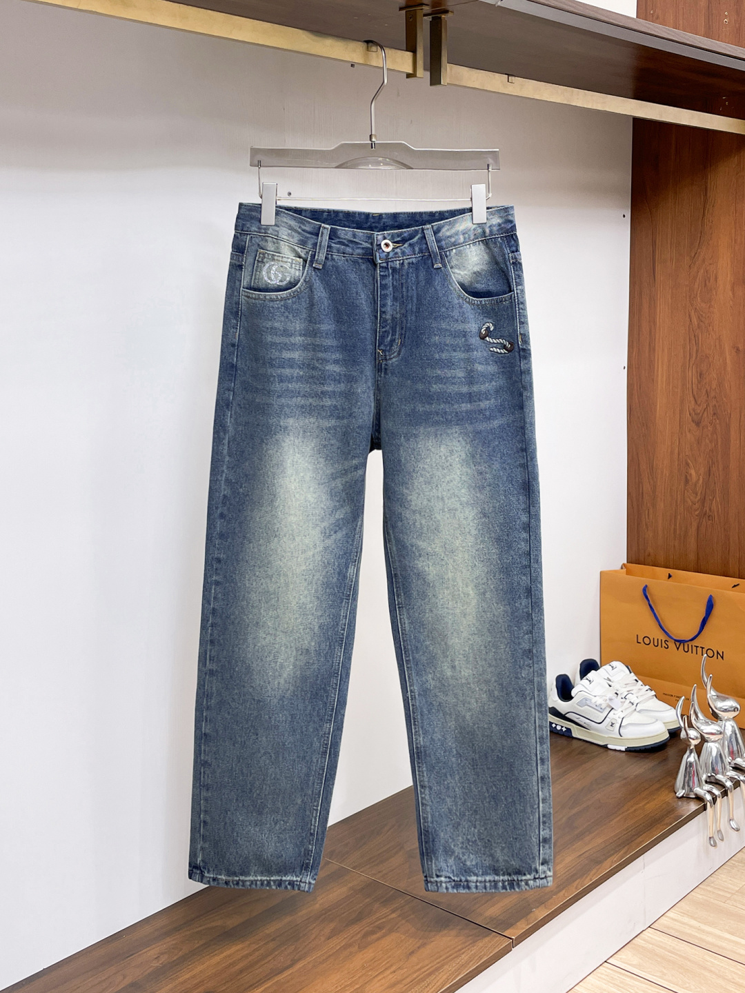 NO:877806,GUCCI men's denim large hem jeans, official album and poster wear style!  High-grade imported denim raw color fabrics are supplied to customers, and the pure 13oz denim fabrics from Okayama, Japan are specially selected. Heavy-duty environmentally friendly plant enzyme washing process is used. The texture has a light retro color, which is quite beautiful and is very suitable for autumn and winter color matching. The fabric is soft and delicate after washing, but has strong bones and a slight stretch, providing an excellent comfortable experience. There is no damage from any technological elements throughout the body, retaining the purest tannin color!  The details throughout the body are perfect, exquisite and sophisticated. The latest leather label on the waist highlights the brand's characteristics. The hardware accessories, leather label and wiring all reflect the craftsmanship!  The silhouette is perfectly tailored and has excellent butt lift and slimming effect. It can be easily matched with any top in the wardrobe. It has wide compatibility and is suitable for various daily wear. The upper body is full of style. It is a must-have trousers for those who are obsessed with quality control and 1V!  Size 29-38 (not 35.37),,gucci,jeans,19860909GUCCI 古奇 男士丹宁大裤脚牛仔裤,官宣画册海报穿搭款！ 客供高级进口的丹宁原色面料,特选日本冈山纯正13oz 盎司牛仔布料,重磅环保植物酵素水洗工艺,肌理有着淡淡的复古色彩,相当漂亮,极符合秋冬的配色,面料经过水洗后柔软细腻,但筋骨感极强,且略带弹力,提供了绝佳的舒适体验,通身无任何工艺元素破坏,保留了最纯粹的丹宁本色！通身细节完美如斯,精湛且考究,最新的腰部皮标彰显了品牌特质,五金配件、皮标、走线无不体现出匠心工艺！版型剪裁完美,提臀修身效果绝佳,可轻松横扫衣橱任何的上装搭配,兼容性广泛,满足于日常各种穿搭,上身型款十足,于品质控及1V迷控者必入型裤装！ 尺码29—38（没35.37）,,gucci,jeans,,Men's clothing