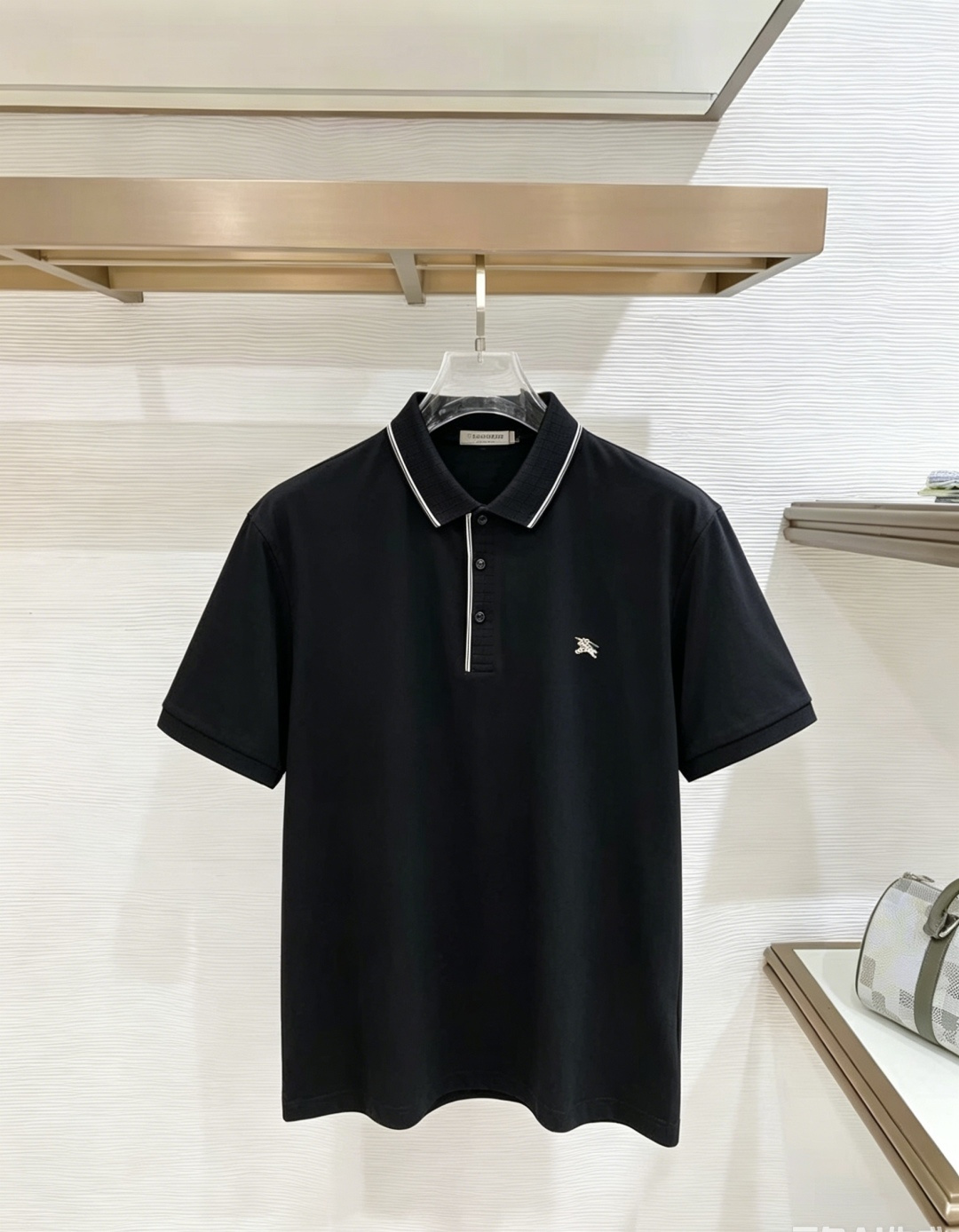 NO:938136,Burberry Burberry 2026  The new summer men's lapel polo shirt unlocks Italian elegance. The neckline design is the finishing touch of the entire short sleeves. Simple lines outline a neat shape. The iconic brand logo is presented on the chest with exquisite embroidery technology. It is low-key yet recognizable. Every detail demonstrates the brand's profound heritage and persistent pursuit of the brand. It is made of high-quality fabrics, soft and comfortable, with excellent breathability and delicate touch. Even when worn in the hot summer, you can always stay fresh!  Size L-3XL,,burberry,burberry,T-shirt,19860909Burberry 巴宝莉 2026 夏季新款男士翻领polo衫,解锁意式优雅.领口设计是整件短袖的点睛之笔,简约线条勾勒出利落造型,标志性品牌logo以精致的刺绣工艺呈现于胸前,低调又不失辨识度,每一处细节都彰显着品牌的深厚底蕴与对品牌的执着追求.选用高品质面料,柔软舒适,透气性极佳,触感细腻,即使在炎炎夏日穿着,也能时刻保持清爽！ 码数L-3XL,,burberry,burberry,T-shirt,,Men's clothing