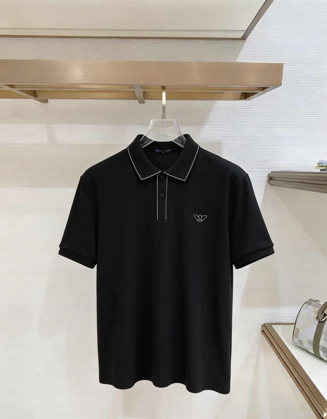 NO:938139,Armani Armani 2026  The new summer men's lapel polo shirt unlocks Italian elegance. The neckline design is the finishing touch of the entire short sleeves. Simple lines outline a neat shape. The iconic brand logo is presented on the chest with exquisite embroidery technology. It is low-key yet recognizable. Every detail demonstrates the brand's profound heritage and persistent pursuit of the brand. It is made of high-quality fabrics, soft and comfortable, with excellent breathability and delicate touch. Even when worn in the hot summer, you can always stay fresh!  Size L-3XL,,armani,armani,T-shirt,19860909Armani 阿玛尼 2026 夏季新款男士翻领polo衫,解锁意式优雅.领口设计是整件短袖的点睛之笔,简约线条勾勒出利落造型,标志性品牌logo以精致的刺绣工艺呈现于胸前,低调又不失辨识度,每一处细节都彰显着品牌的深厚底蕴与对品牌的执着追求.选用高品质面料,柔软舒适,透气性极佳,触感细腻,即使在炎炎夏日穿着,也能时刻保持清爽！ 码数L-3XL,,armani,armani,T-shirt,,Men's clothing