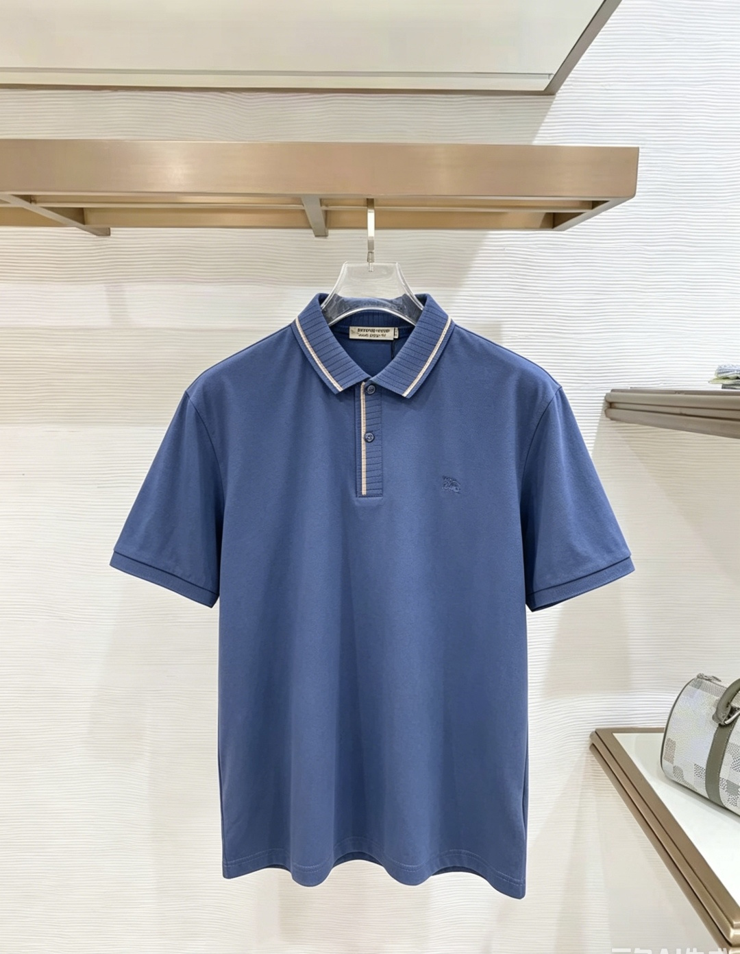 NO:938142,Burberry Burberry 2026  The new summer men's lapel polo shirt unlocks Italian elegance. The neckline design is the finishing touch of the entire short sleeves. Simple lines outline a neat shape. The iconic brand logo is presented on the chest with exquisite embroidery technology. It is low-key yet recognizable. Every detail demonstrates the brand's profound heritage and persistent pursuit of the brand. It is made of high-quality fabrics, soft and comfortable, with excellent breathability and delicate touch. Even when worn in the hot summer, you can always stay fresh!  Size L-3XL,,burberry,burberry,T-shirt,19860909Burberry 巴宝莉 2026 夏季新款男士翻领polo衫,解锁意式优雅.领口设计是整件短袖的点睛之笔,简约线条勾勒出利落造型,标志性品牌logo以精致的刺绣工艺呈现于胸前,低调又不失辨识度,每一处细节都彰显着品牌的深厚底蕴与对品牌的执着追求.选用高品质面料,柔软舒适,透气性极佳,触感细腻,即使在炎炎夏日穿着,也能时刻保持清爽！ 码数L-3XL,,burberry,burberry,T-shirt,,Men's clothing