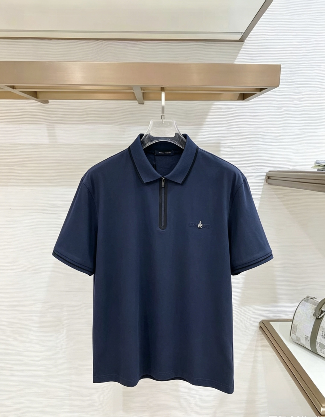 NO:938145,PRADA Prada 2026  The new summer men's lapel polo shirt unlocks Italian elegance. The neckline design is the finishing touch of the entire short sleeves. Simple lines outline a neat shape. The iconic brand logo is presented on the chest with exquisite embroidery technology. It is low-key yet recognizable. Every detail demonstrates the brand's profound heritage and persistent pursuit of the brand. It is made of high-quality fabrics, soft and comfortable, with excellent breathability and delicate touch. Even when worn in the hot summer, you can always stay fresh!  Size L-3XL,,prada,prada,T-shirt,19860909PRADA 普拉达 2026 夏季新款男士翻领polo衫,解锁意式优雅.领口设计是整件短袖的点睛之笔,简约线条勾勒出利落造型,标志性品牌logo以精致的刺绣工艺呈现于胸前,低调又不失辨识度,每一处细节都彰显着品牌的深厚底蕴与对品牌的执着追求.选用高品质面料,柔软舒适,透气性极佳,触感细腻,即使在炎炎夏日穿着,也能时刻保持清爽！ 码数L-3XL,,prada,prada,T-shirt,,Men's clothing
