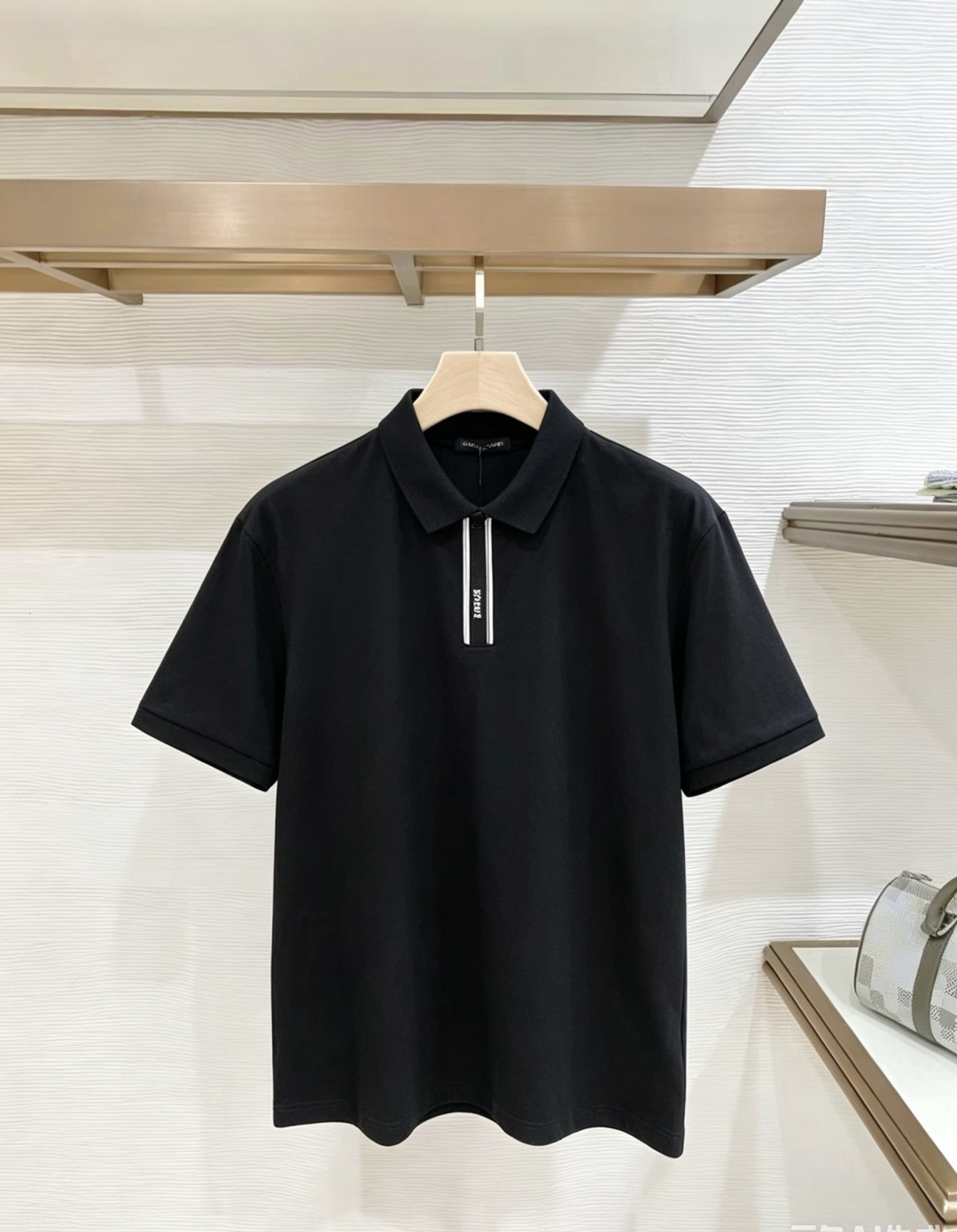 NO:938157,BOSS 2026  The new summer men's lapel polo shirt unlocks Italian elegance. The neckline design is the finishing touch of the entire short sleeves. Simple lines outline a neat shape. The iconic brand logo is presented on the chest with exquisite embroidery technology. It is low-key yet recognizable. Every detail demonstrates the brand's profound heritage and persistent pursuit of the brand. It is made of high-quality fabrics, soft and comfortable, with excellent breathability and delicate touch. Even when worn in the hot summer, you can always stay fresh!  Size L-3XL,,T-shirt,19860909BOSS 2026 夏季新款男士翻领polo衫,解锁意式优雅.领口设计是整件短袖的点睛之笔,简约线条勾勒出利落造型,标志性品牌logo以精致的刺绣工艺呈现于胸前,低调又不失辨识度,每一处细节都彰显着品牌的深厚底蕴与对品牌的执着追求.选用高品质面料,柔软舒适,透气性极佳,触感细腻,即使在炎炎夏日穿着,也能时刻保持清爽！ 码数L-3XL,,T-shirt,,Men's clothing