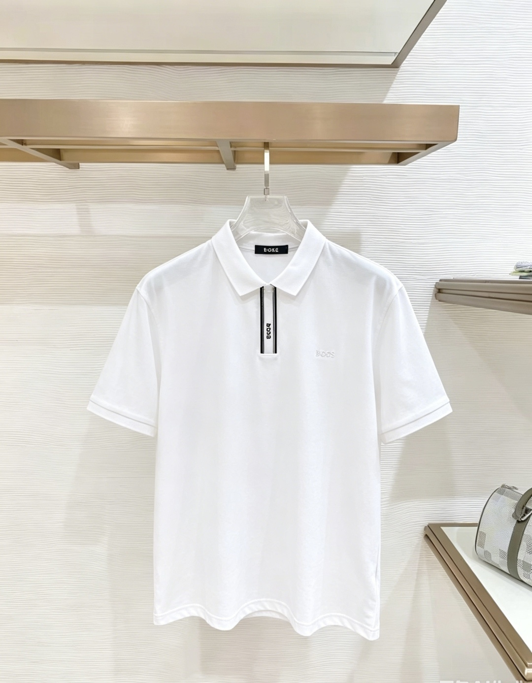 NO:938151,BOSS 2026  The new summer men's lapel polo shirt unlocks Italian elegance. The neckline design is the finishing touch of the entire short sleeves. Simple lines outline a neat shape. The iconic brand logo is presented on the chest with exquisite embroidery technology. It is low-key yet recognizable. Every detail demonstrates the brand's profound heritage and persistent pursuit of the brand. It is made of high-quality fabrics, soft and comfortable, with excellent breathability and delicate touch. Even when worn in the hot summer, you can always stay fresh!  Size L-3XL,,T-shirt,19860909BOSS 2026 夏季新款男士翻领polo衫,解锁意式优雅.领口设计是整件短袖的点睛之笔,简约线条勾勒出利落造型,标志性品牌logo以精致的刺绣工艺呈现于胸前,低调又不失辨识度,每一处细节都彰显着品牌的深厚底蕴与对品牌的执着追求.选用高品质面料,柔软舒适,透气性极佳,触感细腻,即使在炎炎夏日穿着,也能时刻保持清爽！ 码数L-3XL,,T-shirt,,Men's clothing