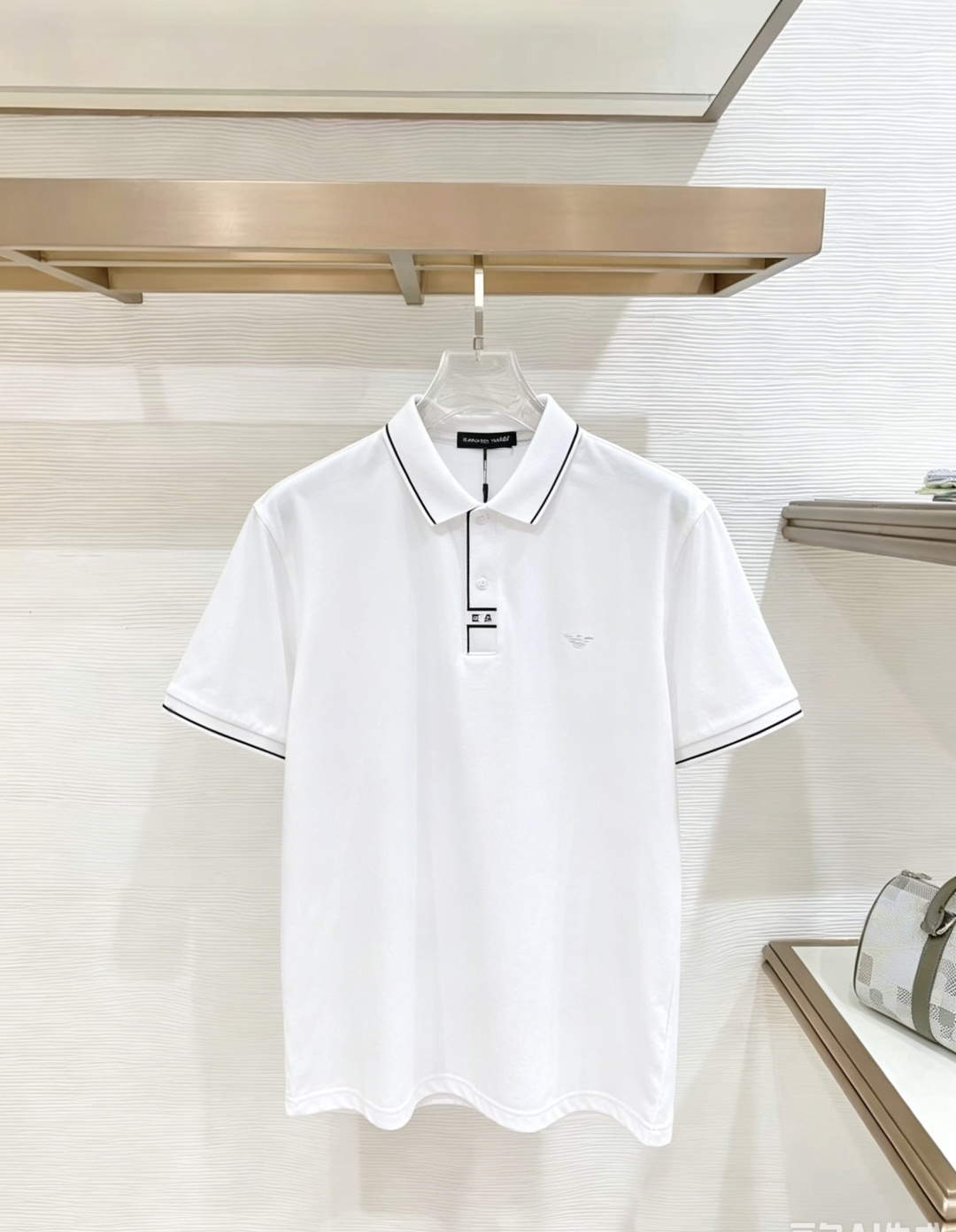 NO:938154,Armani Armani 2026  The new summer men's lapel polo shirt unlocks Italian elegance. The neckline design is the finishing touch of the entire short sleeves. Simple lines outline a neat shape. The iconic brand logo is presented on the chest with exquisite embroidery technology. It is low-key yet recognizable. Every detail demonstrates the brand's profound heritage and persistent pursuit of the brand. It is made of high-quality fabrics, soft and comfortable, with excellent breathability and delicate touch. Even when worn in the hot summer, you can always stay fresh!  Size L-3XL,,armani,armani,T-shirt,19860909Armani 阿玛尼 2026 夏季新款男士翻领polo衫,解锁意式优雅.领口设计是整件短袖的点睛之笔,简约线条勾勒出利落造型,标志性品牌logo以精致的刺绣工艺呈现于胸前,低调又不失辨识度,每一处细节都彰显着品牌的深厚底蕴与对品牌的执着追求.选用高品质面料,柔软舒适,透气性极佳,触感细腻,即使在炎炎夏日穿着,也能时刻保持清爽！ 码数L-3XL,,armani,armani,T-shirt,,Men's clothing