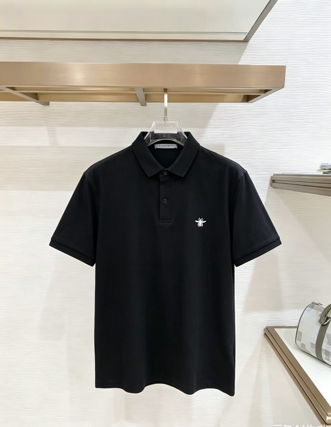 NO:938131,Dior Dior 2026  The new summer men's lapel polo shirt unlocks Italian elegance. The neckline design is the finishing touch of the entire short sleeves. Simple lines outline a neat shape. The iconic brand logo is presented on the chest with exquisite embroidery technology. It is low-key yet recognizable. Every detail demonstrates the brand's profound heritage and persistent pursuit of the brand. It is made of high-quality fabrics, soft and comfortable, with excellent breathability and delicate touch. Even when worn in the hot summer, you can always stay fresh!  Size L-3XL,,dior,dior,T-shirt,19860909Dior 迪奥 2026 夏季新款男士翻领polo衫,解锁意式优雅.领口设计是整件短袖的点睛之笔,简约线条勾勒出利落造型,标志性品牌logo以精致的刺绣工艺呈现于胸前,低调又不失辨识度,每一处细节都彰显着品牌的深厚底蕴与对品牌的执着追求.选用高品质面料,柔软舒适,透气性极佳,触感细腻,即使在炎炎夏日穿着,也能时刻保持清爽！ 码数L-3XL,,dior,dior,T-shirt,,Men's clothing