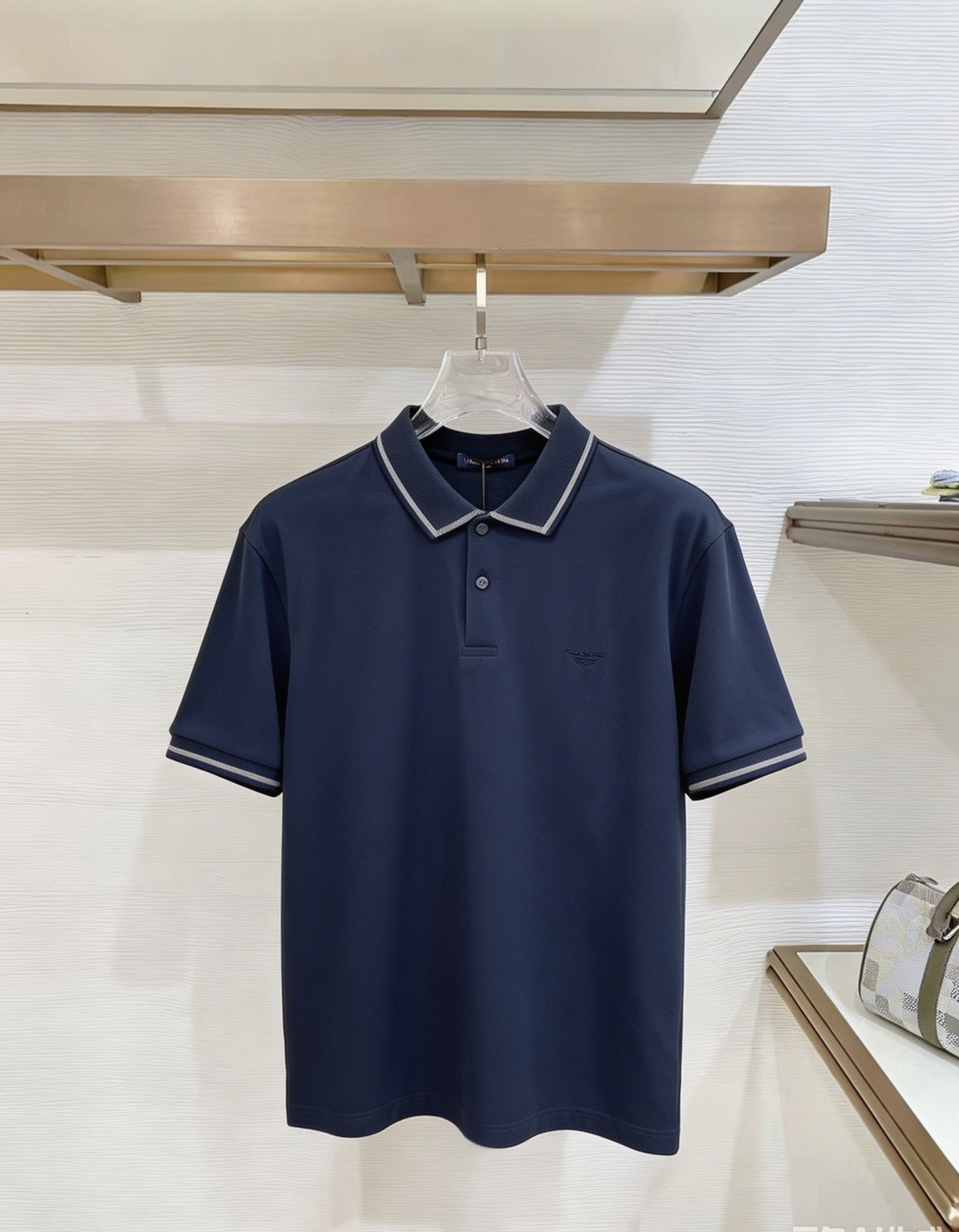 NO:938148,Armani Armani 2026  The new summer men's lapel polo shirt unlocks Italian elegance. The neckline design is the finishing touch of the entire short sleeves. Simple lines outline a neat shape. The iconic brand logo is presented on the chest with exquisite embroidery technology. It is low-key yet recognizable. Every detail demonstrates the brand's profound heritage and persistent pursuit of the brand. It is made of high-quality fabrics, soft and comfortable, with excellent breathability and delicate touch. Even when worn in the hot summer, you can always stay fresh!  Size L-3XL,,armani,armani,T-shirt,19860909Armani 阿玛尼 2026 夏季新款男士翻领polo衫,解锁意式优雅.领口设计是整件短袖的点睛之笔,简约线条勾勒出利落造型,标志性品牌logo以精致的刺绣工艺呈现于胸前,低调又不失辨识度,每一处细节都彰显着品牌的深厚底蕴与对品牌的执着追求.选用高品质面料,柔软舒适,透气性极佳,触感细腻,即使在炎炎夏日穿着,也能时刻保持清爽！ 码数L-3XL,,armani,armani,T-shirt,,Men's clothing