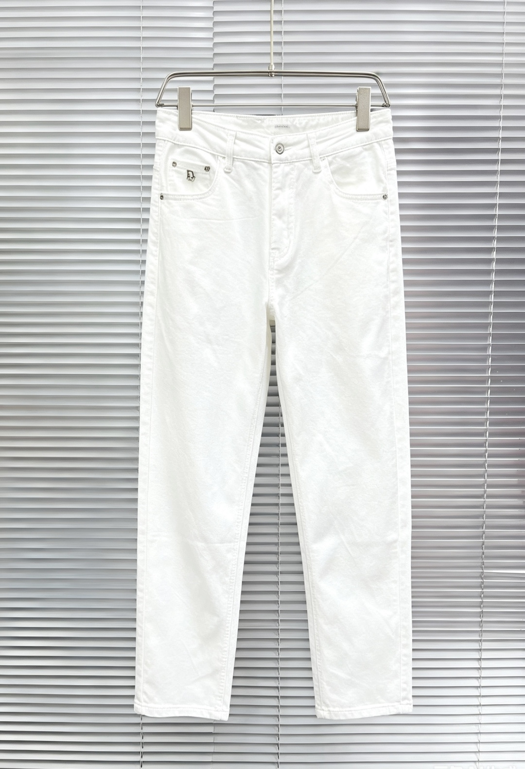 NO:913596,Dior men's denim jeans, official album and poster style!  High-grade imported denim raw color fabrics are supplied to customers, and the pure 13oz denim fabrics from Okayama, Japan are specially selected. Heavy-duty environmentally friendly plant enzyme washing process is used. The texture has a light retro color, which is quite beautiful and is very suitable for autumn and winter color matching. The fabric is soft and delicate after washing, but has strong bones and a slight stretch, providing an excellent comfortable experience. There is no damage from any technological elements throughout the body, retaining the purest tannin color!  The details throughout the body are perfect, exquisite and sophisticated. The latest leather label on the waist highlights the brand's characteristics. The hardware accessories, leather label and wiring all reflect the craftsmanship!  The silhouette is perfectly tailored and has excellent butt lift and slimming effect. It can be easily matched with any top in the wardrobe. It has wide compatibility and is suitable for various daily wear. The upper body is full of style. It is a must-have trousers for those who are obsessed with quality control and 1V!  Size 29-38 (not 35.37), dior, dior, jeans,19860909Dior 迪奥 男士丹宁牛仔裤,官宣画册海报穿搭款！ 客供高级进口的丹宁原色面料,特选日本冈山纯正13oz 盎司牛仔布料,重磅环保植物酵素水洗工艺,肌理有着淡淡的复古色彩,相当漂亮,极符合秋冬的配色,面料经过水洗后柔软细腻,但筋骨感极强,且略带弹力,提供了绝佳的舒适体验,通身无任何工艺元素破坏,保留了最纯粹的丹宁本色！通身细节完美如斯,精湛且考究,最新的腰部皮标彰显了品牌特质,五金配件、皮标、走线无不体现出匠心工艺！版型剪裁完美,提臀修身效果绝佳,可轻松横扫衣橱任何的上装搭配,兼容性广泛,满足于日常各种穿搭,上身型款十足,于品质控及1V迷控者必入型裤装！ 尺码29—38（没35.37）,,dior,dior,jeans,,Men's clothing