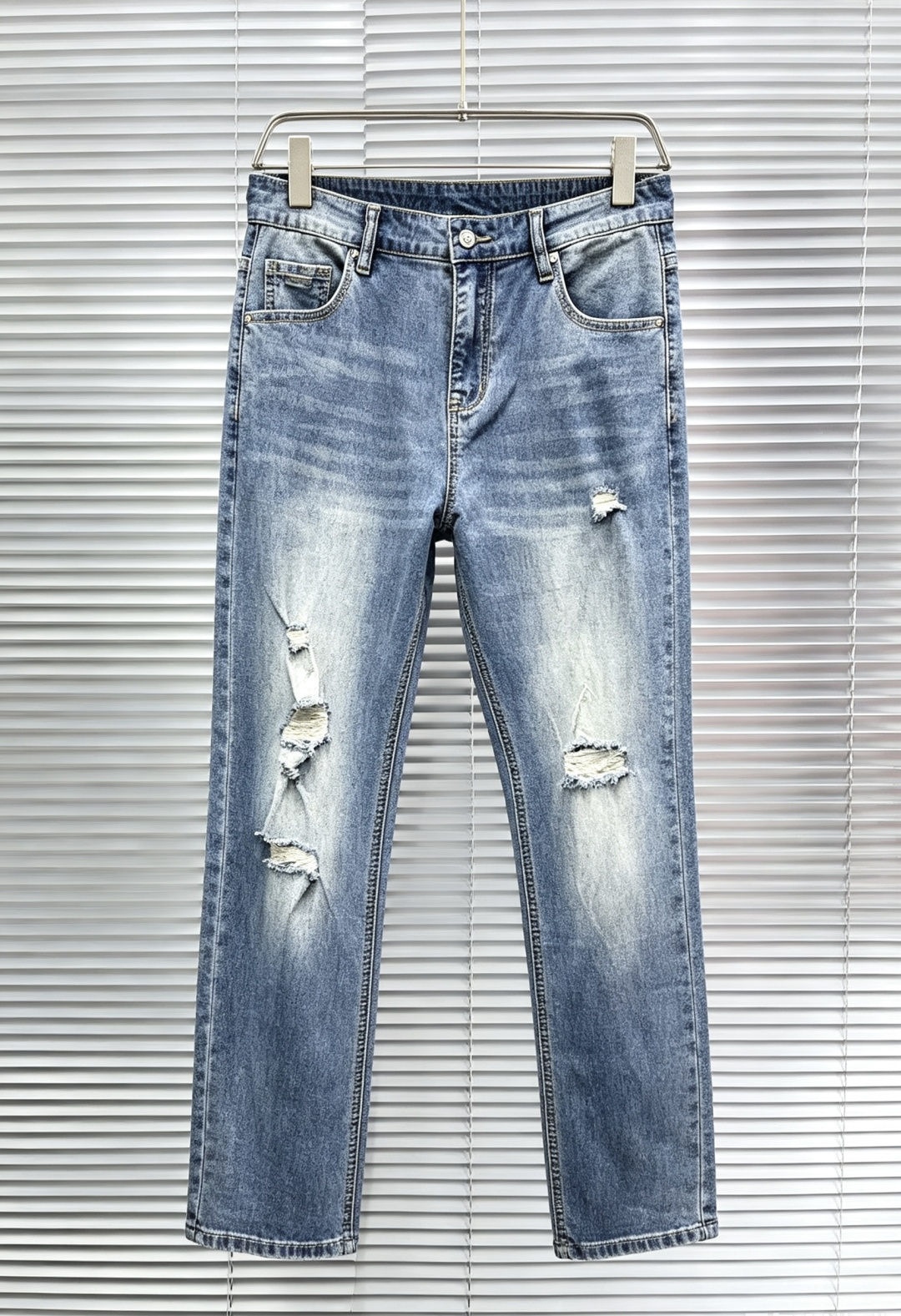 NO:913598,Versace men's denim jeans, official album and poster style!  High-grade imported denim raw color fabrics are supplied to customers, and the pure 13oz denim fabrics from Okayama, Japan are specially selected. Heavy-duty environmentally friendly plant enzyme washing process is used. The texture has a light retro color, which is quite beautiful and is very suitable for autumn and winter color matching. The fabric is soft and delicate after washing, but has strong bones and a slight stretch, providing an excellent comfortable experience. There is no damage from any technological elements throughout the body, retaining the purest tannin color!  The details throughout the body are perfect, exquisite and sophisticated. The latest leather label on the waist highlights the brand's characteristics. The hardware accessories, leather label and wiring all reflect the craftsmanship!  The silhouette is perfectly tailored and has excellent butt lift and slimming effect. It can be easily matched with any top in the wardrobe. It has wide compatibility and is suitable for various daily wear. The upper body is full of style. It is a must-have trousers for those who are obsessed with quality control and 1V!  Sizes 29-38 (not 35.37),,versace,jeans,19860909范思哲 男士丹宁牛仔裤,官宣画册海报穿搭款！ 客供高级进口的丹宁原色面料,特选日本冈山纯正13oz 盎司牛仔布料,重磅环保植物酵素水洗工艺,肌理有着淡淡的复古色彩,相当漂亮,极符合秋冬的配色,面料经过水洗后柔软细腻,但筋骨感极强,且略带弹力,提供了绝佳的舒适体验,通身无任何工艺元素破坏,保留了最纯粹的丹宁本色！通身细节完美如斯,精湛且考究,最新的腰部皮标彰显了品牌特质,五金配件、皮标、走线无不体现出匠心工艺！版型剪裁完美,提臀修身效果绝佳,可轻松横扫衣橱任何的上装搭配,兼容性广泛,满足于日常各种穿搭,上身型款十足,于品质控及1V迷控者必入型裤装！ 尺码29—38（没35.37）,,versace,jeans,,Men's clothing