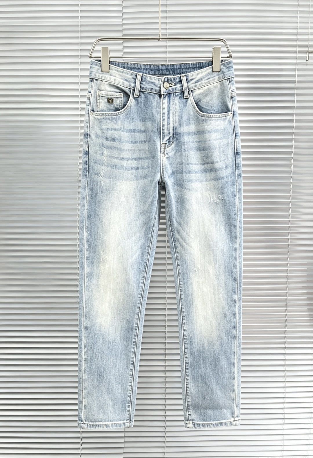 NO:913600,Burberry men's denim jeans, official album and poster outfit style!  High-grade imported denim raw color fabrics are supplied to customers, and the pure 13oz denim fabrics from Okayama, Japan are specially selected. Heavy-duty environmentally friendly plant enzyme washing process is used. The texture has a light retro color, which is quite beautiful and is very suitable for autumn and winter color matching. The fabric is soft and delicate after washing, but has strong bones and a slight stretch, providing an excellent comfortable experience. There is no damage from any technological elements throughout the body, retaining the purest tannin color!  The details throughout the body are perfect, exquisite and sophisticated. The latest leather label on the waist highlights the brand's characteristics. The hardware accessories, leather label and wiring all reflect the craftsmanship!  The silhouette is perfectly tailored and has excellent butt lift and slimming effect. It can be easily matched with any top in the wardrobe. It has wide compatibility and is suitable for various daily wear. The upper body is full of style. It is a must-have trousers for those who are obsessed with quality control and 1V!  Size 29-38 (not 35.37),,burberry,burberry,jeans,19860909Burberry 巴宝莉 男士丹宁牛仔裤,官宣画册海报穿搭款！ 客供高级进口的丹宁原色面料,特选日本冈山纯正13oz 盎司牛仔布料,重磅环保植物酵素水洗工艺,肌理有着淡淡的复古色彩,相当漂亮,极符合秋冬的配色,面料经过水洗后柔软细腻,但筋骨感极强,且略带弹力,提供了绝佳的舒适体验,通身无任何工艺元素破坏,保留了最纯粹的丹宁本色！通身细节完美如斯,精湛且考究,最新的腰部皮标彰显了品牌特质,五金配件、皮标、走线无不体现出匠心工艺！版型剪裁完美,提臀修身效果绝佳,可轻松横扫衣橱任何的上装搭配,兼容性广泛,满足于日常各种穿搭,上身型款十足,于品质控及1V迷控者必入型裤装！ 尺码29—38（没35.37）,,burberry,burberry,jeans,,Men's clothing