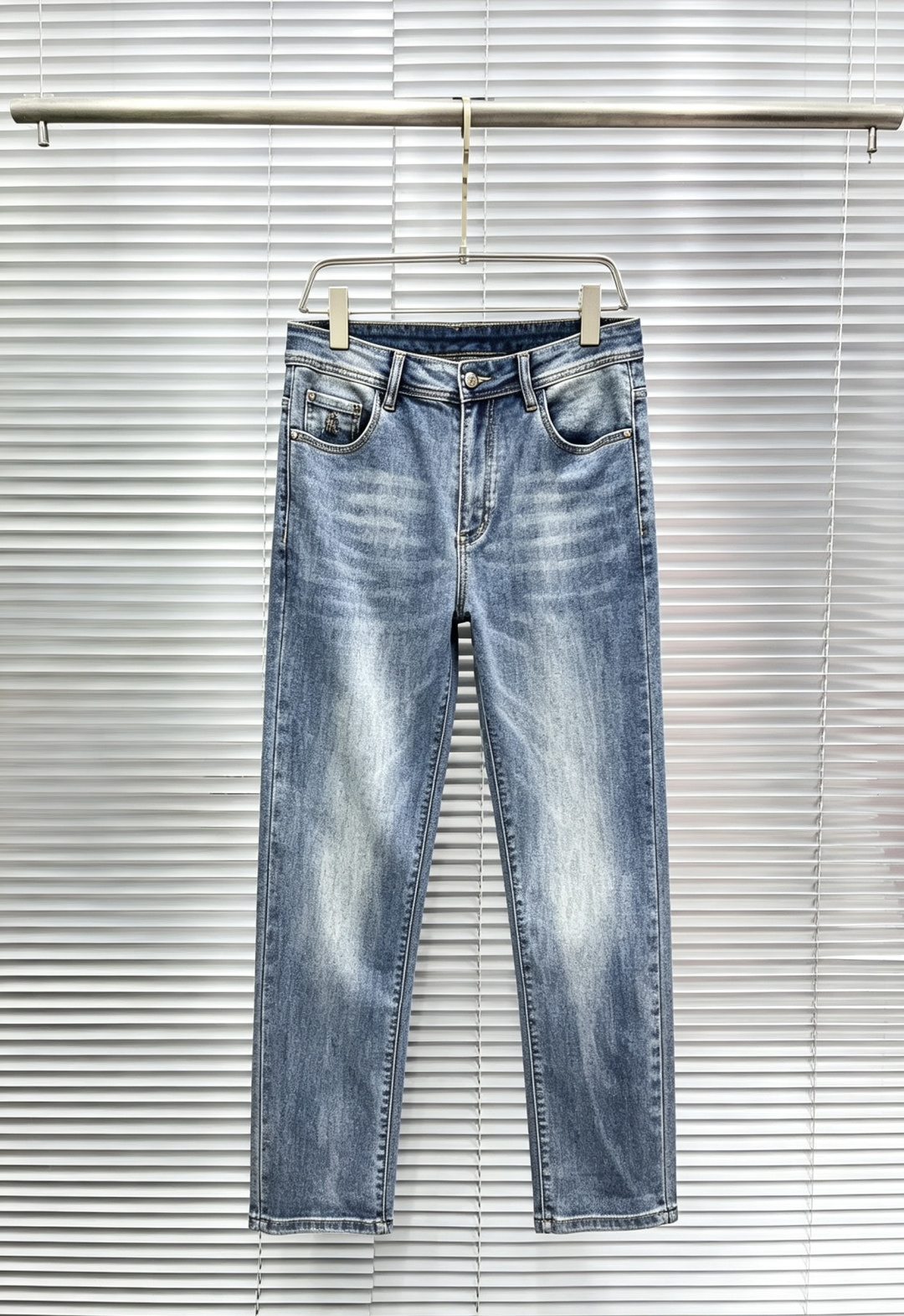 NO:913602,Croxin men's denim jeans, official album and poster wear style!  High-grade imported denim raw color fabrics are supplied to customers, and the pure 13oz denim fabrics from Okayama, Japan are specially selected. Heavy-duty environmentally friendly plant enzyme washing process is used. The texture has a light retro color, which is quite beautiful and is very suitable for autumn and winter color matching. The fabric is soft and delicate after washing, but has strong bones and a slight stretch, providing an excellent comfortable experience. There is no damage from any technological elements throughout the body, retaining the purest tannin color!  The details throughout the body are perfect, exquisite and sophisticated. The latest leather label on the waist highlights the brand's characteristics. The hardware accessories, leather label and wiring all reflect the craftsmanship!  The silhouette is perfectly tailored and has excellent butt lift and slimming effect. It can be easily matched with any top in the wardrobe. It has wide compatibility and is suitable for various daily wear. The upper body is full of style. It is a must-have trousers for those who are obsessed with quality control and 1V!  Sizes 29-38 (not 35.37),,chrome hearts,jeans,19860909克罗心 男士丹宁牛仔裤,官宣画册海报穿搭款！ 客供高级进口的丹宁原色面料,特选日本冈山纯正13oz 盎司牛仔布料,重磅环保植物酵素水洗工艺,肌理有着淡淡的复古色彩,相当漂亮,极符合秋冬的配色,面料经过水洗后柔软细腻,但筋骨感极强,且略带弹力,提供了绝佳的舒适体验,通身无任何工艺元素破坏,保留了最纯粹的丹宁本色！通身细节完美如斯,精湛且考究,最新的腰部皮标彰显了品牌特质,五金配件、皮标、走线无不体现出匠心工艺！版型剪裁完美,提臀修身效果绝佳,可轻松横扫衣橱任何的上装搭配,兼容性广泛,满足于日常各种穿搭,上身型款十足,于品质控及1V迷控者必入型裤装！ 尺码29—38（没35.37）,,chrome hearts,jeans,,Men's clothing