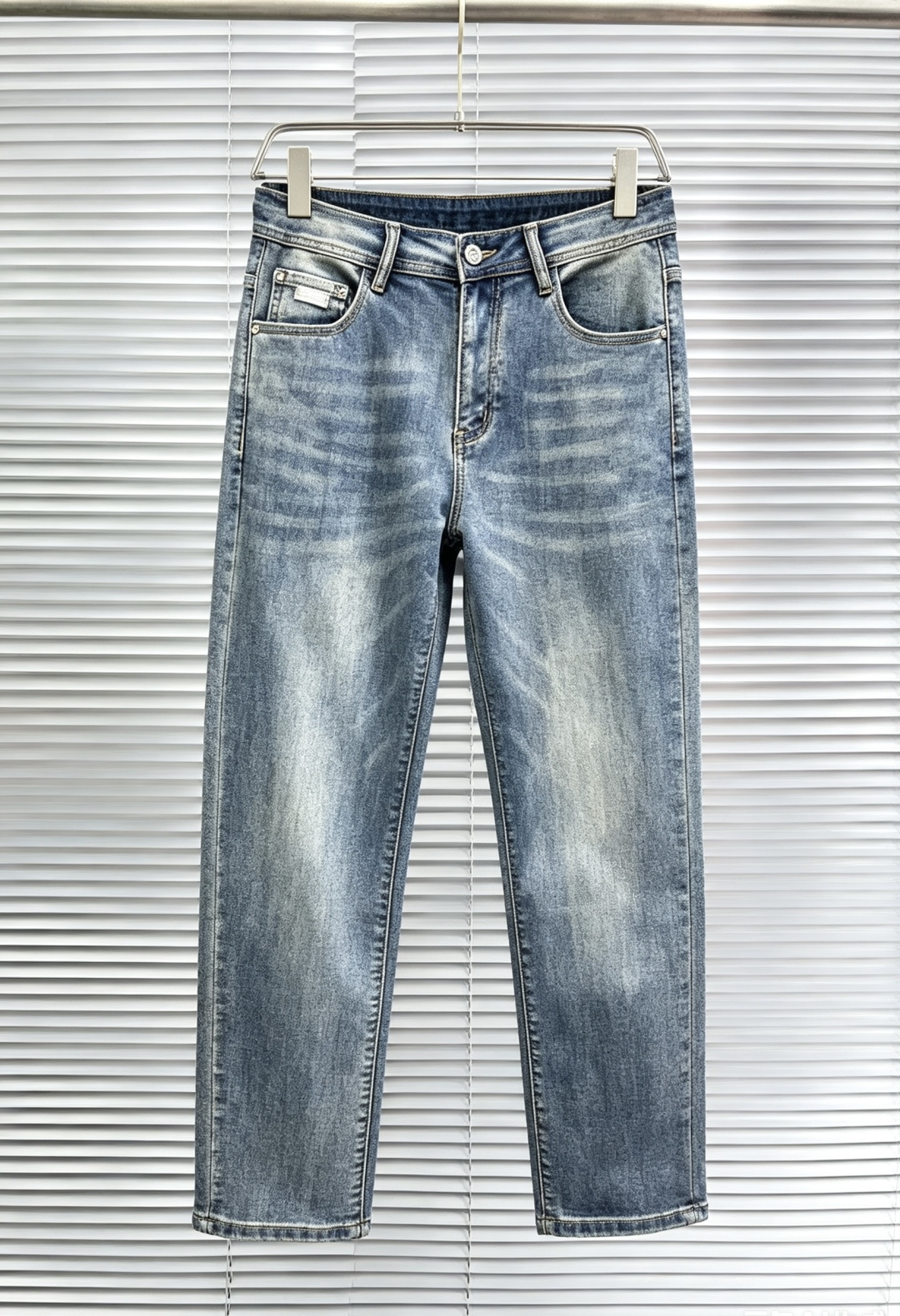 NO:913604,Dior men's denim jeans, official album and poster style!  High-grade imported denim raw color fabrics are supplied to customers, and the pure 13oz denim fabrics from Okayama, Japan are specially selected. Heavy-duty environmentally friendly plant enzyme washing process is used. The texture has a light retro color, which is quite beautiful and is very suitable for autumn and winter color matching. The fabric is soft and delicate after washing, but has strong bones and a slight stretch, providing an excellent comfortable experience. There is no damage from any technological elements throughout the body, retaining the purest tannin color!  The details throughout the body are perfect, exquisite and sophisticated. The latest leather label on the waist highlights the brand's characteristics. The hardware accessories, leather label and wiring all reflect the craftsmanship!  The silhouette is perfectly tailored and has excellent butt lift and slimming effect. It can be easily matched with any top in the wardrobe. It has wide compatibility and is suitable for various daily wear. The upper body is full of style. It is a must-have trousers for those who are obsessed with quality control and 1V!  Size 29-38 (not 35.37), dior, dior, jeans,19860909Dior 迪奥 男士丹宁牛仔裤,官宣画册海报穿搭款！ 客供高级进口的丹宁原色面料,特选日本冈山纯正13oz 盎司牛仔布料,重磅环保植物酵素水洗工艺,肌理有着淡淡的复古色彩,相当漂亮,极符合秋冬的配色,面料经过水洗后柔软细腻,但筋骨感极强,且略带弹力,提供了绝佳的舒适体验,通身无任何工艺元素破坏,保留了最纯粹的丹宁本色！通身细节完美如斯,精湛且考究,最新的腰部皮标彰显了品牌特质,五金配件、皮标、走线无不体现出匠心工艺！版型剪裁完美,提臀修身效果绝佳,可轻松横扫衣橱任何的上装搭配,兼容性广泛,满足于日常各种穿搭,上身型款十足,于品质控及1V迷控者必入型裤装！ 尺码29—38（没35.37）,,dior,dior,jeans,,Men's clothing