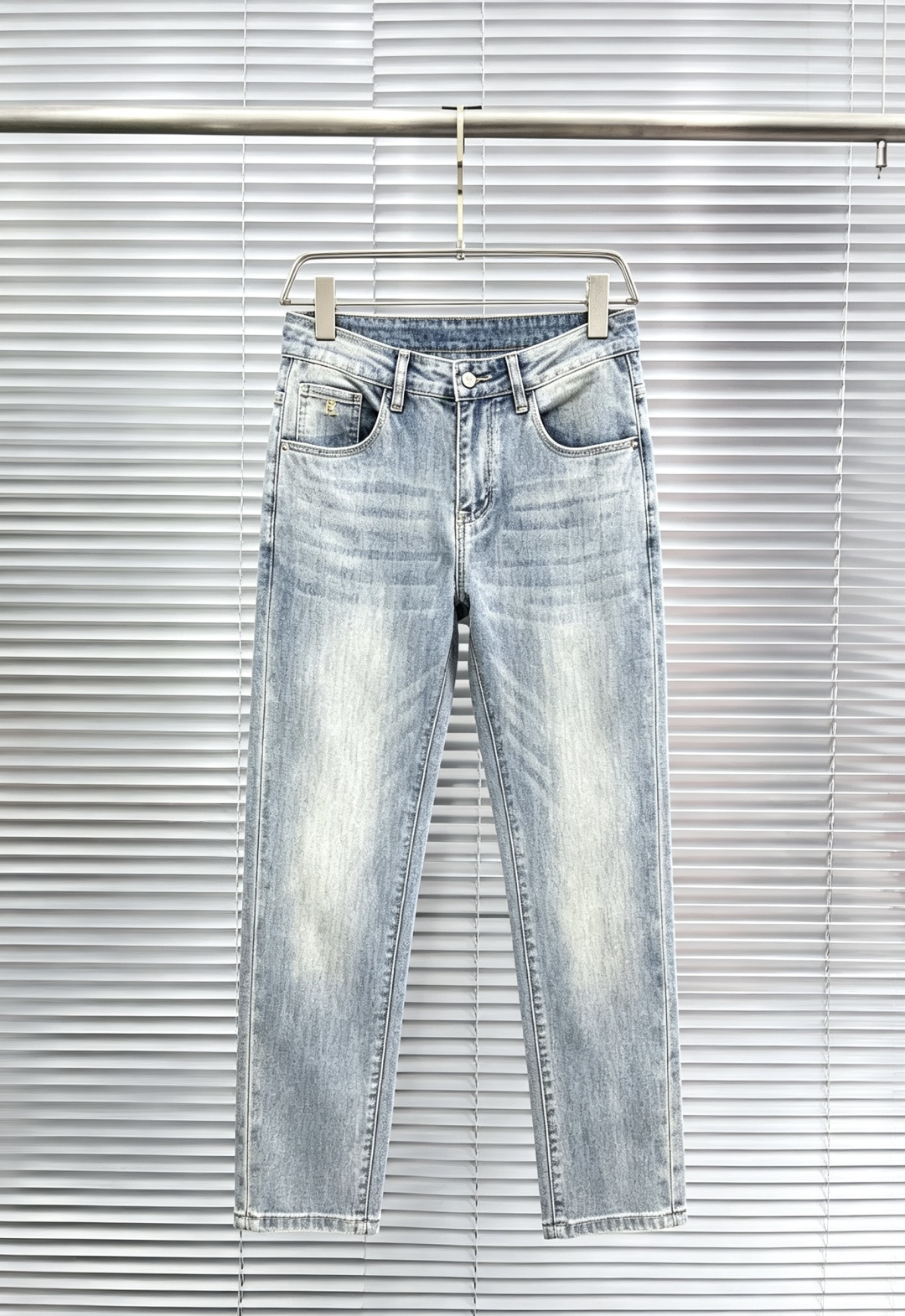 NO:913606,Hermès men's denim jeans, official album and poster outfit style!  High-grade imported denim raw color fabrics are supplied to customers, and the pure 13oz denim fabrics from Okayama, Japan are specially selected. Heavy-duty environmentally friendly plant enzyme washing process is used. The texture has a light retro color, which is quite beautiful and is very suitable for autumn and winter color matching. The fabric is soft and delicate after washing, but has strong bones and a slight stretch, providing an excellent comfortable experience. There is no damage from any technological elements throughout the body, retaining the purest tannin color!  The details throughout the body are perfect, exquisite and sophisticated. The latest leather label on the waist highlights the brand's characteristics. The hardware accessories, leather label and wiring all reflect the craftsmanship!  The silhouette is perfectly tailored and has excellent butt lift and slimming effect. It can be easily matched with any top in the wardrobe. It has wide compatibility and is suitable for various daily wear. The upper body is full of style. It is a must-have trousers for those who are obsessed with quality control and 1V!  Size 29-38 (not 35.37),,hermes,jeans,19860909爱马仕 男士丹宁牛仔裤,官宣画册海报穿搭款！ 客供高级进口的丹宁原色面料,特选日本冈山纯正13oz 盎司牛仔布料,重磅环保植物酵素水洗工艺,肌理有着淡淡的复古色彩,相当漂亮,极符合秋冬的配色,面料经过水洗后柔软细腻,但筋骨感极强,且略带弹力,提供了绝佳的舒适体验,通身无任何工艺元素破坏,保留了最纯粹的丹宁本色！通身细节完美如斯,精湛且考究,最新的腰部皮标彰显了品牌特质,五金配件、皮标、走线无不体现出匠心工艺！版型剪裁完美,提臀修身效果绝佳,可轻松横扫衣橱任何的上装搭配,兼容性广泛,满足于日常各种穿搭,上身型款十足,于品质控及1V迷控者必入型裤装！ 尺码29—38（没35.37）,,hermes,jeans,,Men's clothing
