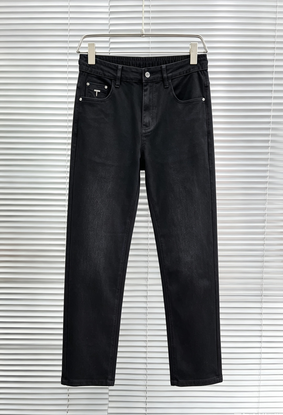 NO:913589,Burberry men's denim jeans, official album and poster outfit style!  High-grade imported denim raw color fabrics are supplied to customers, and the pure 13oz denim fabrics from Okayama, Japan are specially selected. Heavy-duty environmentally friendly plant enzyme washing process is used. The texture has a light retro color, which is quite beautiful and is very suitable for autumn and winter color matching. The fabric is soft and delicate after washing, but has strong bones and a slight stretch, providing an excellent comfortable experience. There is no damage from any technological elements throughout the body, retaining the purest tannin color!  The details throughout the body are perfect, exquisite and sophisticated. The latest leather label on the waist highlights the brand's characteristics. The hardware accessories, leather label and wiring all reflect the craftsmanship!  The silhouette is perfectly tailored and has excellent butt lift and slimming effect. It can be easily matched with any top in the wardrobe. It has wide compatibility and is suitable for various daily wear. The upper body is full of style. It is a must-have trousers for those who are obsessed with quality control and 1V!  Size 29-38 (not 35.37),,burberry,burberry,jeans,19860909Burberry 巴宝莉 男士丹宁牛仔裤,官宣画册海报穿搭款！ 客供高级进口的丹宁原色面料,特选日本冈山纯正13oz 盎司牛仔布料,重磅环保植物酵素水洗工艺,肌理有着淡淡的复古色彩,相当漂亮,极符合秋冬的配色,面料经过水洗后柔软细腻,但筋骨感极强,且略带弹力,提供了绝佳的舒适体验,通身无任何工艺元素破坏,保留了最纯粹的丹宁本色！通身细节完美如斯,精湛且考究,最新的腰部皮标彰显了品牌特质,五金配件、皮标、走线无不体现出匠心工艺！版型剪裁完美,提臀修身效果绝佳,可轻松横扫衣橱任何的上装搭配,兼容性广泛,满足于日常各种穿搭,上身型款十足,于品质控及1V迷控者必入型裤装！ 尺码29—38（没35.37）,,burberry,burberry,jeans,,Men's clothing