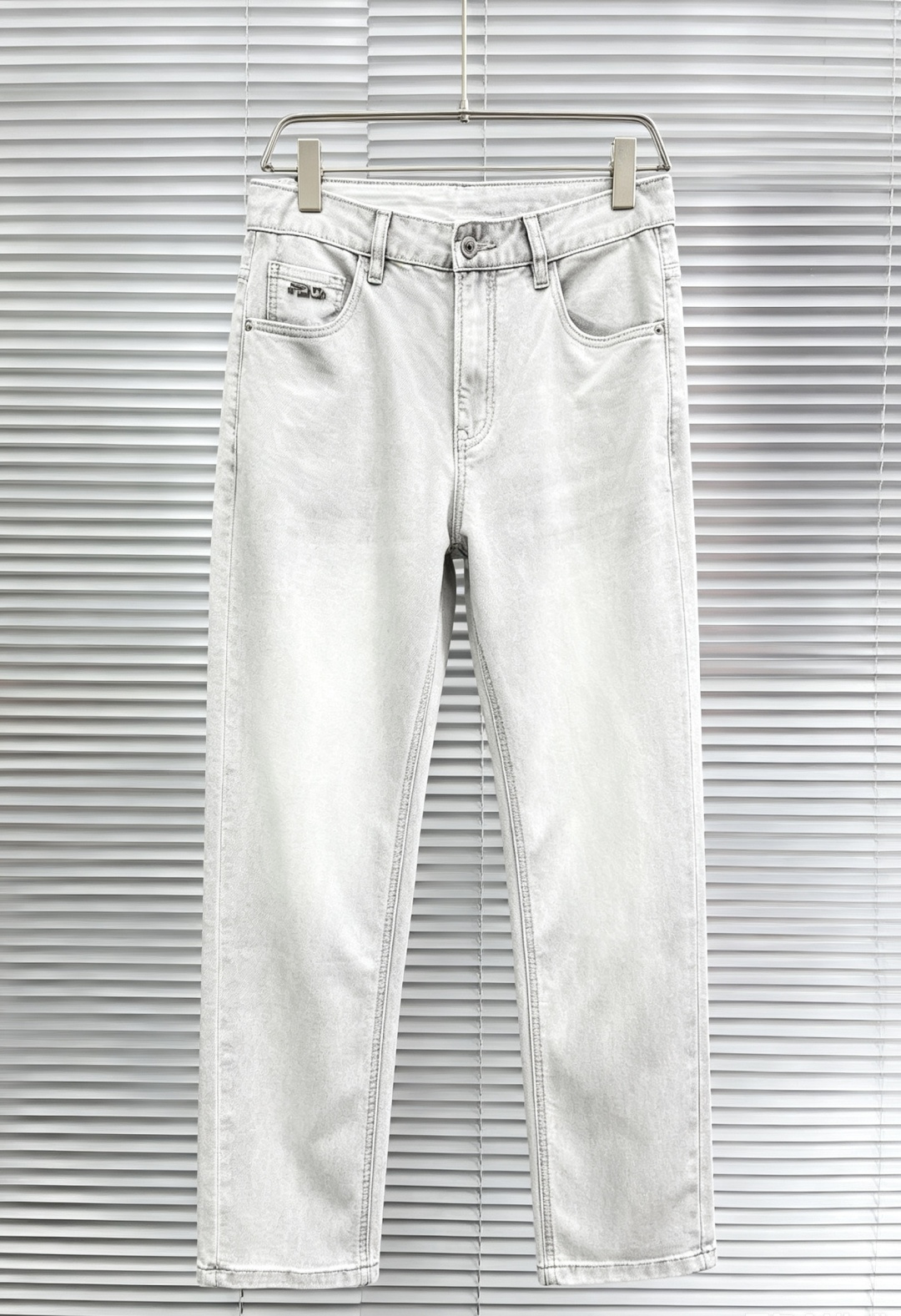 NO:913591,FENDI Fendi Men's Denim Jeans, Official Announcement Album and Poster Style!  High-grade imported denim raw color fabrics are supplied to customers, and the pure 13oz denim fabrics from Okayama, Japan are specially selected. Heavy-duty environmentally friendly plant enzyme washing process is used. The texture has a light retro color, which is quite beautiful and is very suitable for autumn and winter color matching. The fabric is soft and delicate after washing, but has strong bones and a slight stretch, providing an excellent comfortable experience. There is no damage from any technological elements throughout the body, retaining the purest tannin color!  The details throughout the body are perfect, exquisite and sophisticated. The latest leather label on the waist highlights the brand's characteristics. The hardware accessories, leather label and wiring all reflect the craftsmanship!  The silhouette is perfectly tailored and has excellent butt lift and slimming effect. It can be easily matched with any top in the wardrobe. It has wide compatibility and is suitable for various daily wear. The upper body is full of style. It is a must-have trousers for those who are obsessed with quality control and 1V!  Sizes 29-38 (not 35.37),,fendi,fendi,jeans,19860909FENDI 芬迪 男士丹宁牛仔裤,官宣画册海报穿搭款！ 客供高级进口的丹宁原色面料,特选日本冈山纯正13oz 盎司牛仔布料,重磅环保植物酵素水洗工艺,肌理有着淡淡的复古色彩,相当漂亮,极符合秋冬的配色,面料经过水洗后柔软细腻,但筋骨感极强,且略带弹力,提供了绝佳的舒适体验,通身无任何工艺元素破坏,保留了最纯粹的丹宁本色！通身细节完美如斯,精湛且考究,最新的腰部皮标彰显了品牌特质,五金配件、皮标、走线无不体现出匠心工艺！版型剪裁完美,提臀修身效果绝佳,可轻松横扫衣橱任何的上装搭配,兼容性广泛,满足于日常各种穿搭,上身型款十足,于品质控及1V迷控者必入型裤装！ 尺码29—38（没35.37）,,fendi,fendi,jeans,,Men's clothing