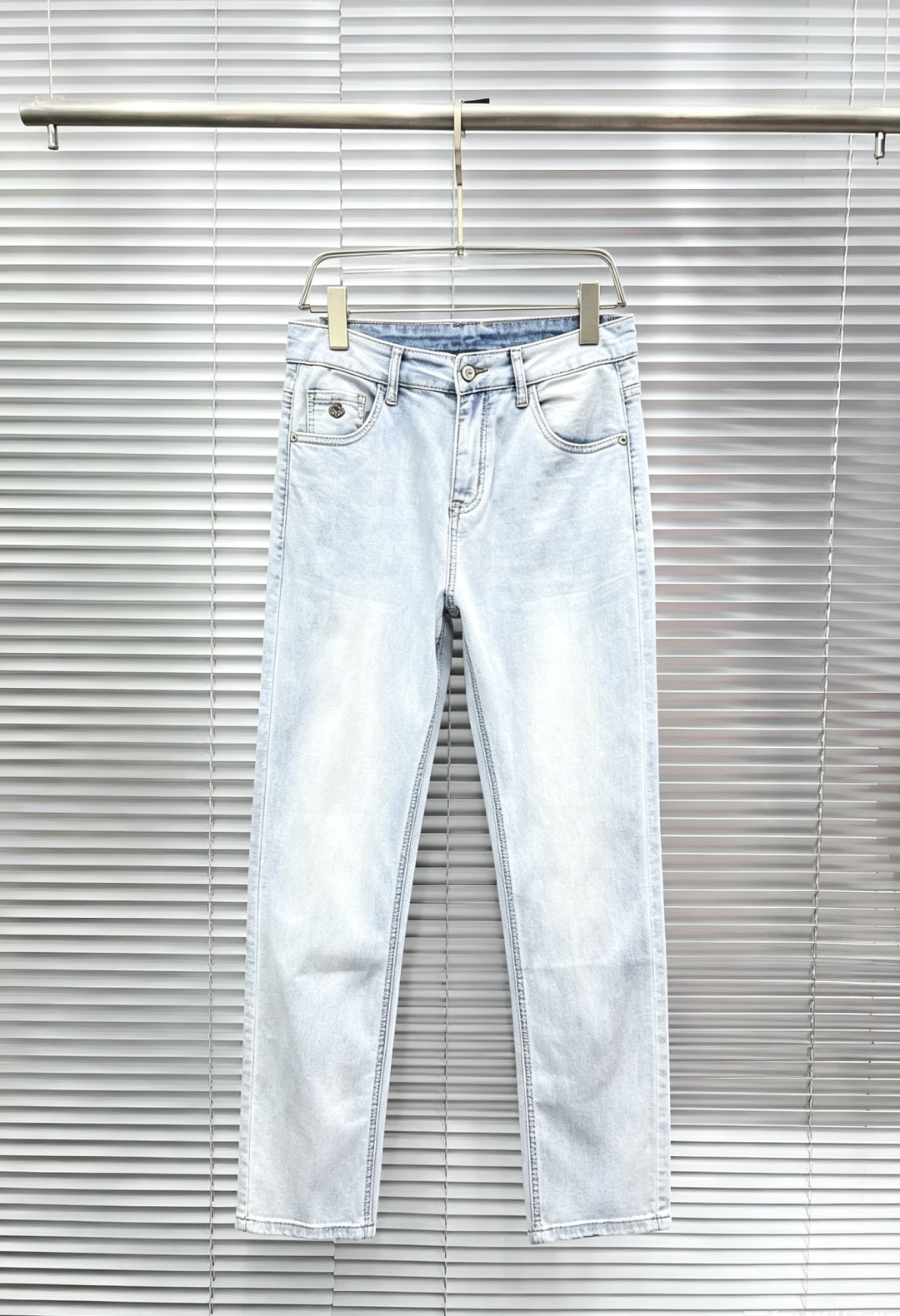 NO:913593,LP men's denim jeans, official album and poster outfit!  High-grade imported denim raw color fabrics are supplied to customers, and the pure 13oz denim fabrics from Okayama, Japan are specially selected. Heavy-duty environmentally friendly plant enzyme washing process is used. The texture has a light retro color, which is quite beautiful and is very suitable for autumn and winter color matching. The fabric is soft and delicate after washing, but has strong bones and a slight stretch, providing an excellent comfortable experience. There is no damage from any technological elements throughout the body, retaining the purest tannin color!  The details throughout the body are perfect, exquisite and sophisticated. The latest leather label on the waist highlights the brand's characteristics. The hardware accessories, leather label and wiring all reflect the craftsmanship!  The silhouette is perfectly tailored and has excellent butt lift and slimming effect. It can be easily matched with any top in the wardrobe. It has wide compatibility and is suitable for various daily wear. The upper body is full of style. It is a must-have trousers for those who are obsessed with quality control and 1V!  Size 29-38 (not 35.37),,loro piana,jeans,19860909LP 男士丹宁牛仔裤,官宣画册海报穿搭款！ 客供高级进口的丹宁原色面料,特选日本冈山纯正13oz 盎司牛仔布料,重磅环保植物酵素水洗工艺,肌理有着淡淡的复古色彩,相当漂亮,极符合秋冬的配色,面料经过水洗后柔软细腻,但筋骨感极强,且略带弹力,提供了绝佳的舒适体验,通身无任何工艺元素破坏,保留了最纯粹的丹宁本色！通身细节完美如斯,精湛且考究,最新的腰部皮标彰显了品牌特质,五金配件、皮标、走线无不体现出匠心工艺！版型剪裁完美,提臀修身效果绝佳,可轻松横扫衣橱任何的上装搭配,兼容性广泛,满足于日常各种穿搭,上身型款十足,于品质控及1V迷控者必入型裤装！ 尺码29—38（没35.37）,,loro piana,jeans,,Men's clothing
