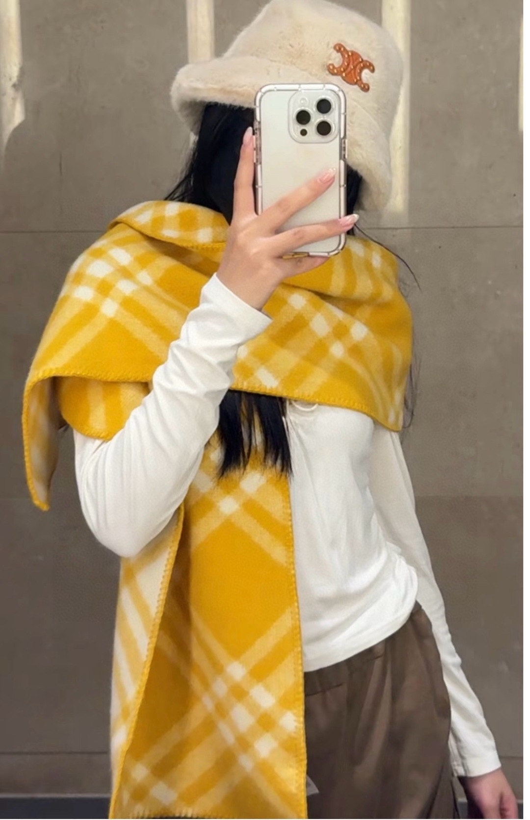 P125(全智贤同款,百分百对版) Burberry可遇不可求的王炸级单品,绝对是独家级别,工艺与材料完全与正品无区别,粗犷耐用,厚实保暖 立体感十足,百分之百对版❤️冬季里绝对不能少的一件单品,但是你千万别拿市场上廉价的货色来磕碜自己❗️这款围巾可以承包一辈子的爱,明星达人一起追捧款。创造时尚不羁的造型,保暖系数无敌❗️不管你是大明星还是素人,围上都是一样的气场全开~男女适用,最佳情侣款‼️超值到哭😭 ❗️自留必须自留哈.182x30厘米 -100%精选羊毛,手工穿线包边❗️