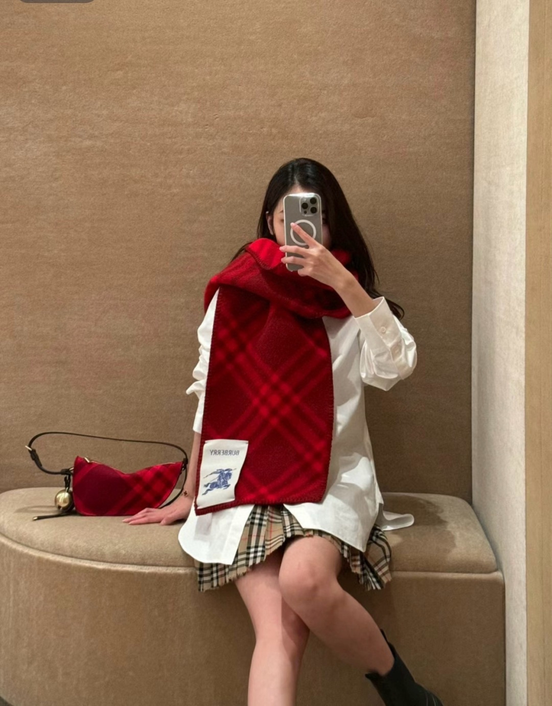 P125(全智贤同款,百分百对版) Burberry可遇不可求的王炸级单品,绝对是独家级别,工艺与材料完全与正品无区别,粗犷耐用,厚实保暖 立体感十足,百分之百对版❤️冬季里绝对不能少的一件单品,但是你千万别拿市场上廉价的货色来磕碜自己❗️这款围巾可以承包一辈子的爱,明星达人一起追捧款。创造时尚不羁的造型,保暖系数无敌❗️不管你是大明星还是素人,围上都是一样的气场全开~男女适用,最佳情侣款‼️超值到哭😭 ❗️自留必须自留哈.182x30厘米 -100%精选羊毛,手工穿线包边❗️