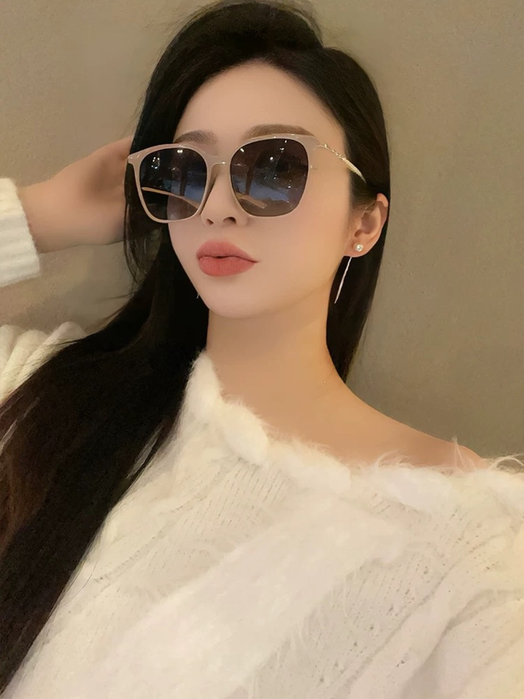 新品CHANEL 香奈儿太阳镜以独特魅力和前卫风格诠释春夏最新眼镜，以方框设计两边经典小香珍珠做点缀，中