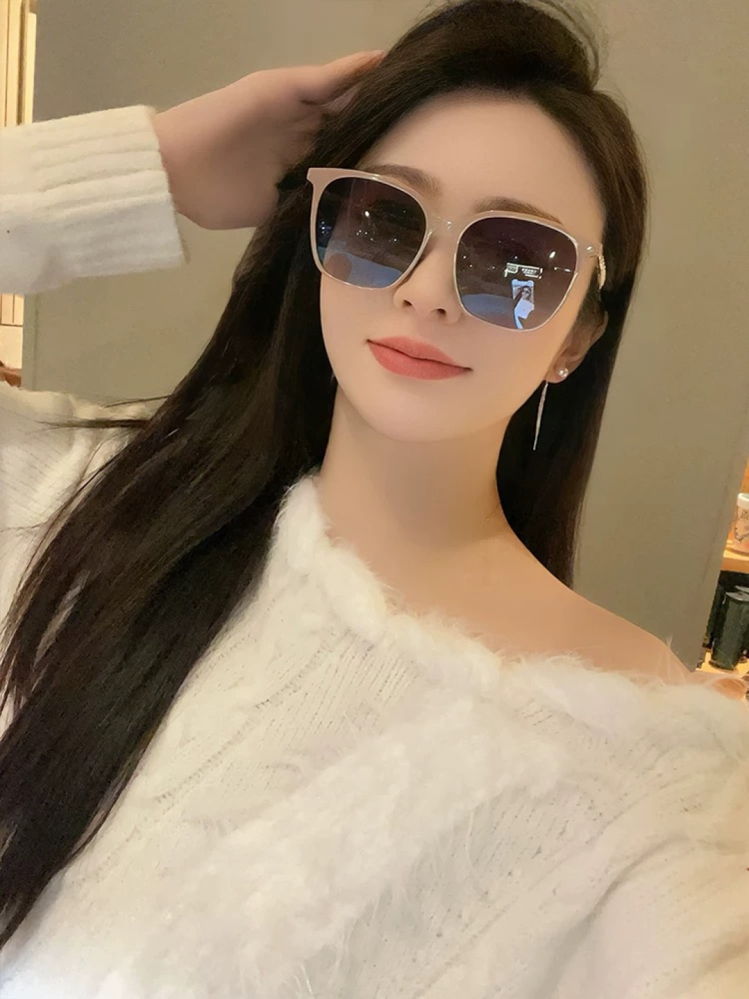 新品CHANEL 香奈儿太阳镜以独特魅力和前卫风格诠释春夏最新眼镜，以方框设计两边经典小香珍珠做点缀，中