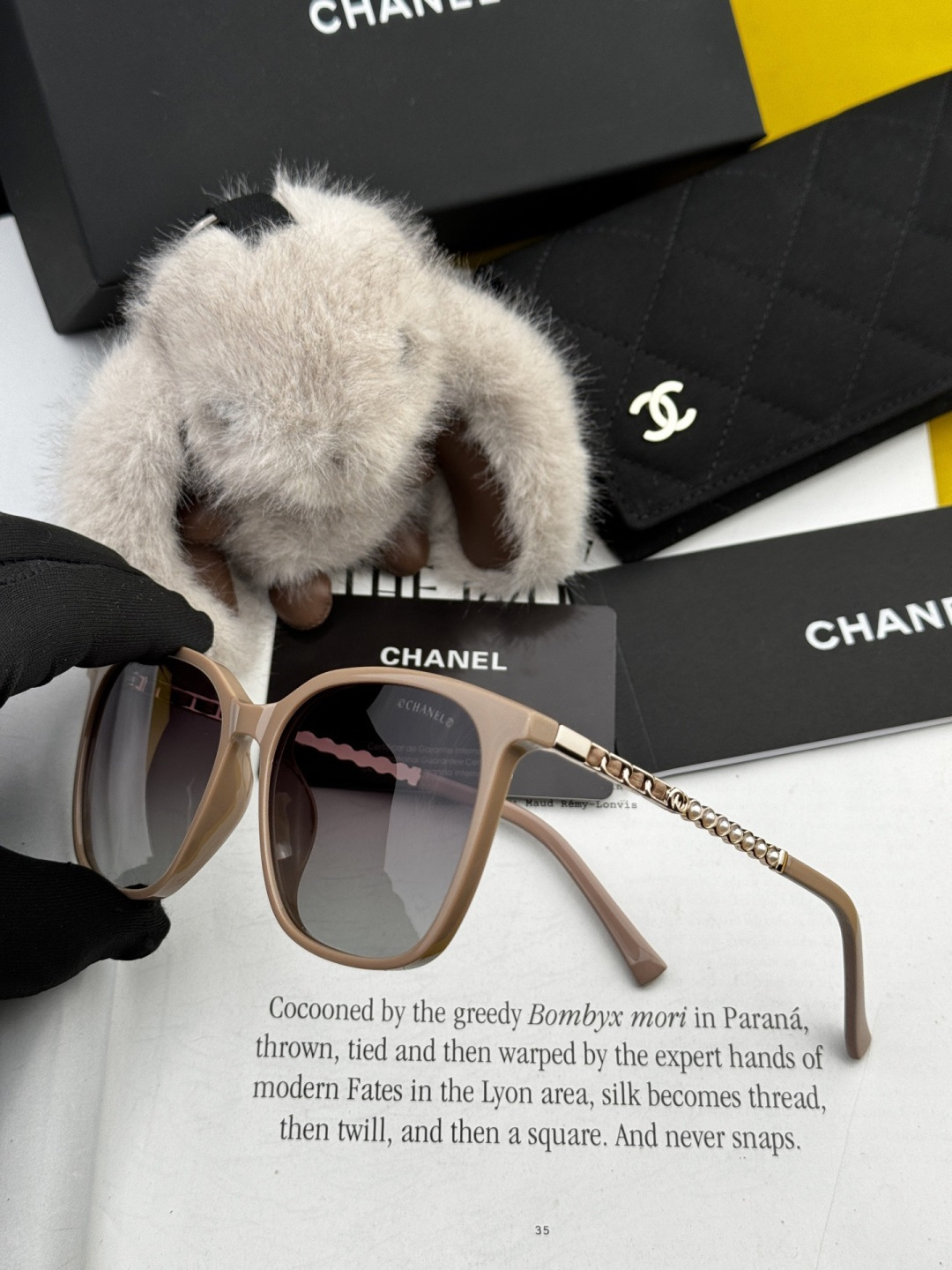 新品CHANEL 香奈儿太阳镜以独特魅力和前卫风格诠释春夏最新眼镜，以方框设计两边经典小香珍珠做点缀，中