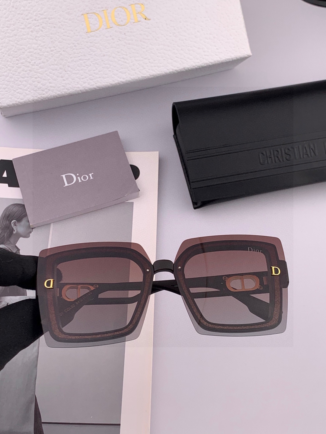 Dior2025新款偏光太阳镜 款式多 。经典的方框设计，不挑脸型，无论搭配大衣还是连衣裙都非常显气质 